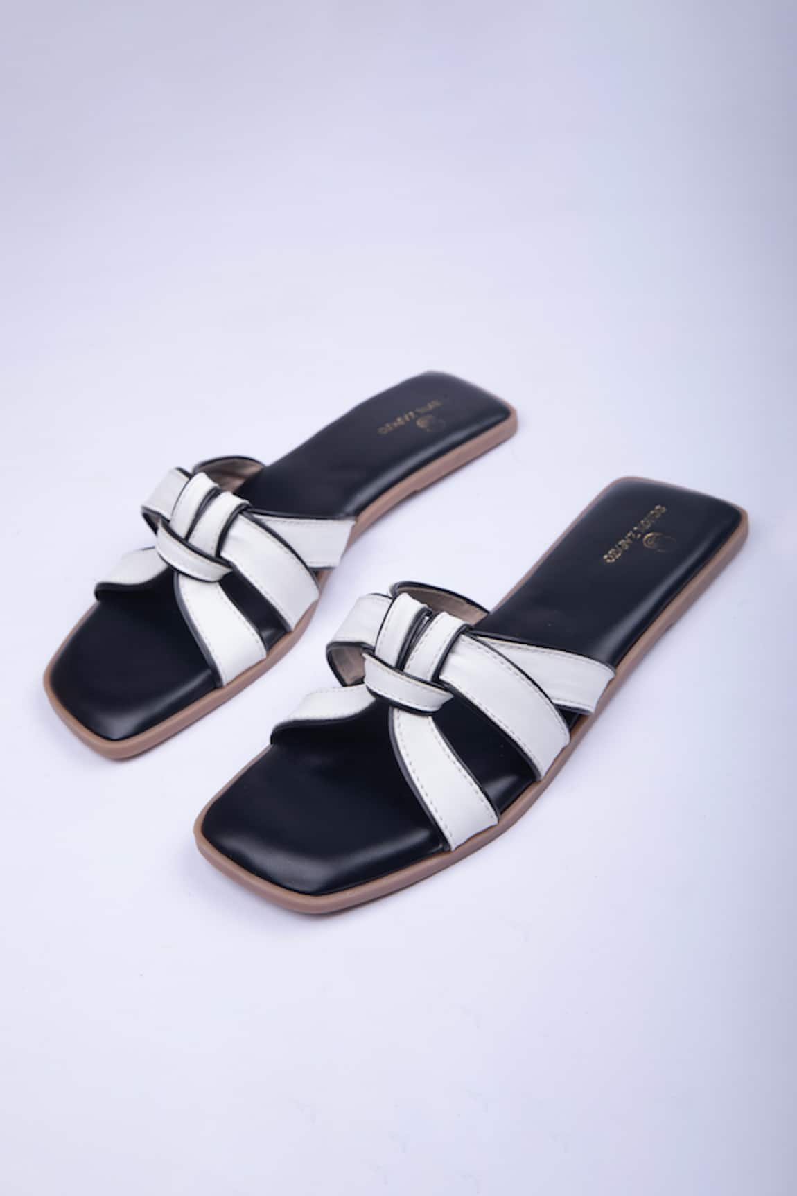 Schon Zapato Monochrome Twister Criss Cross Flats