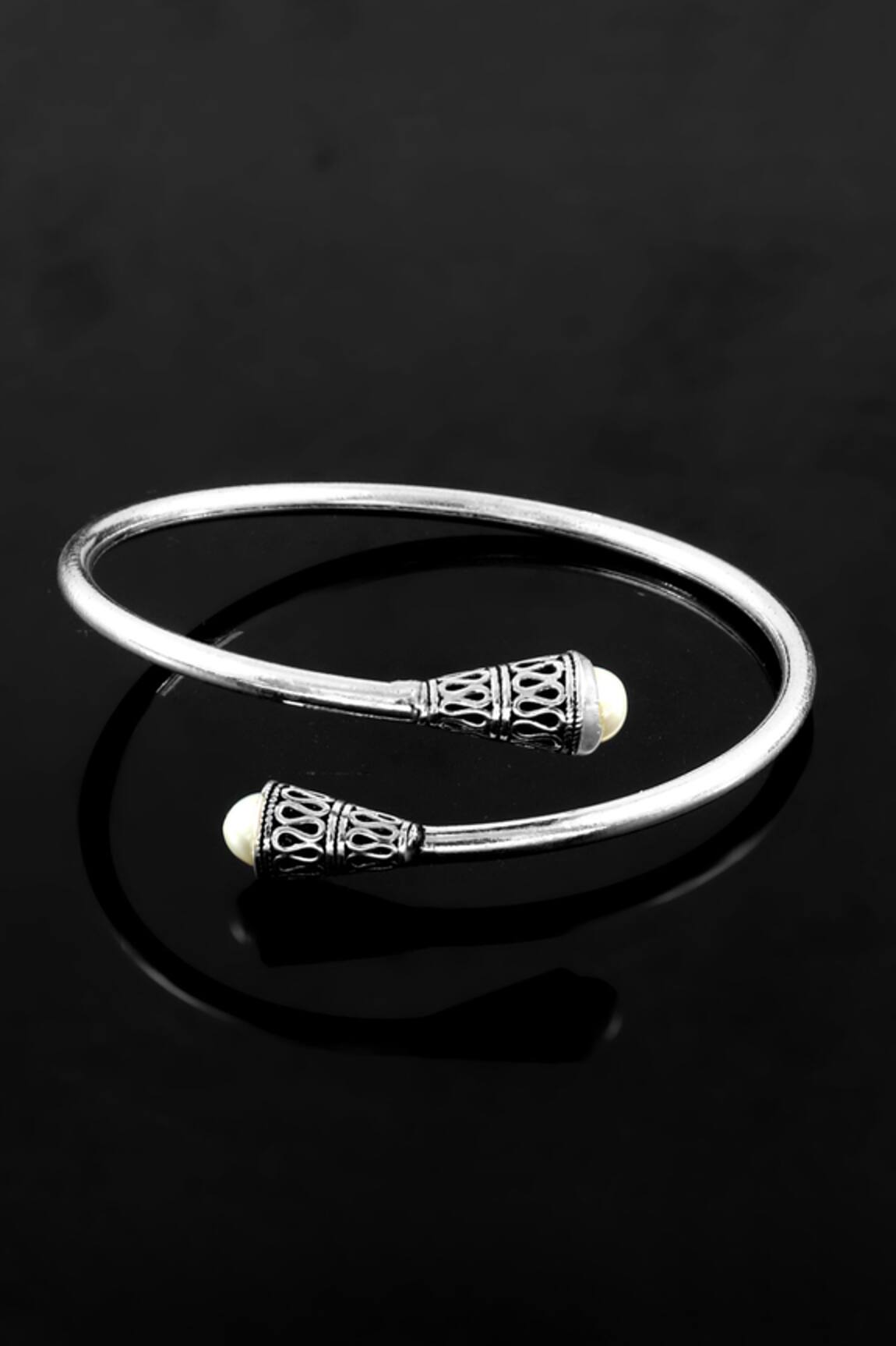 Noor Classic Twister Pearl Jumping Bangle