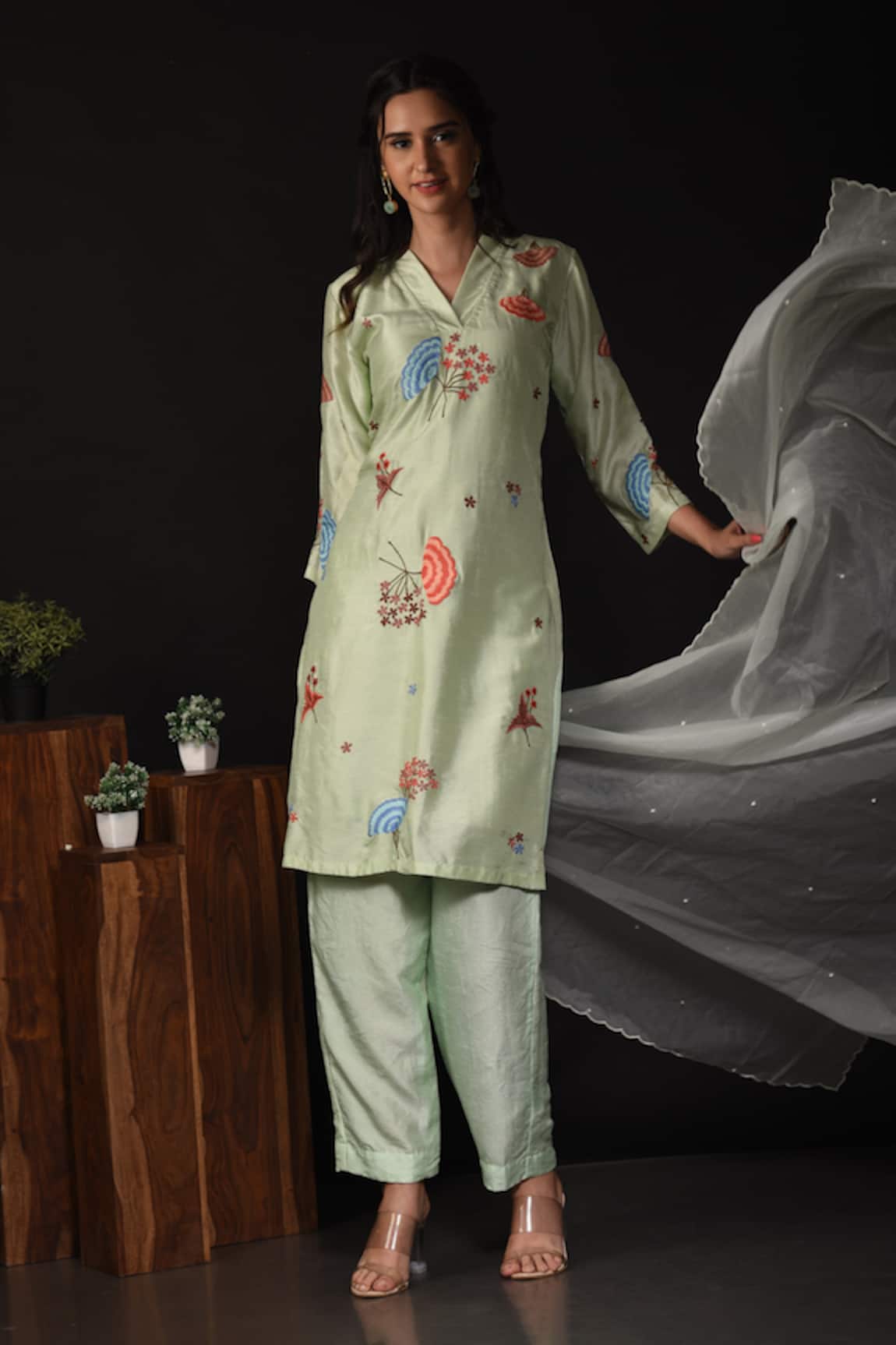 Label Deepshika Agarwal Floral Embroidered Kurta With Pant 