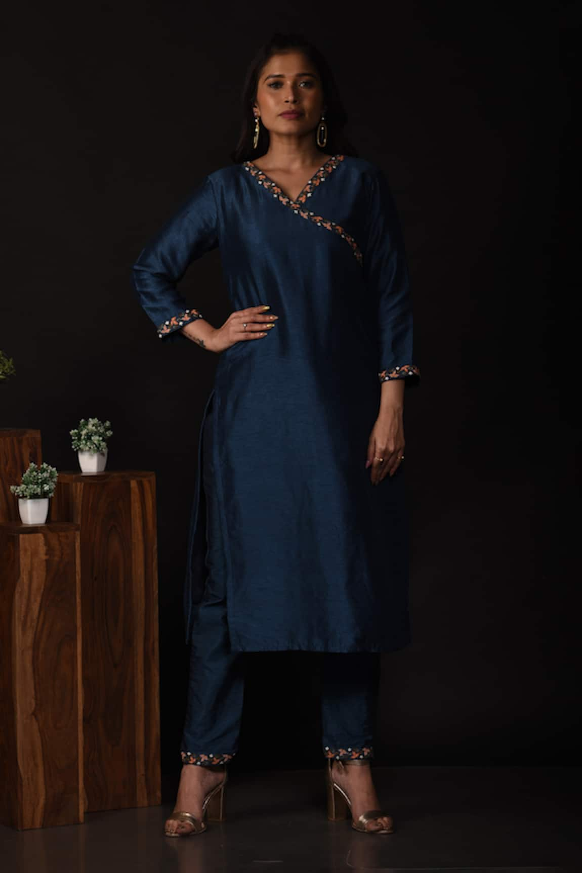 Label Deepshika Agarwal Leaf Embroidered Kurta With Pant