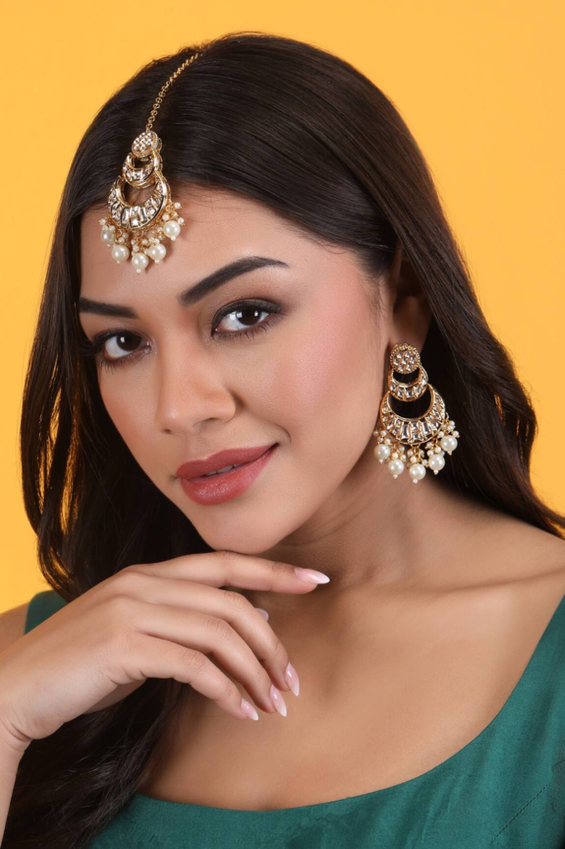 Auraa Trends Kundan Earrings & Maangtikka Set 