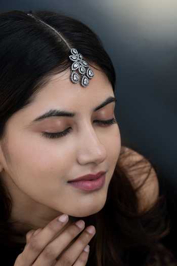 Do Taara Victorian Embellished Maangtikka