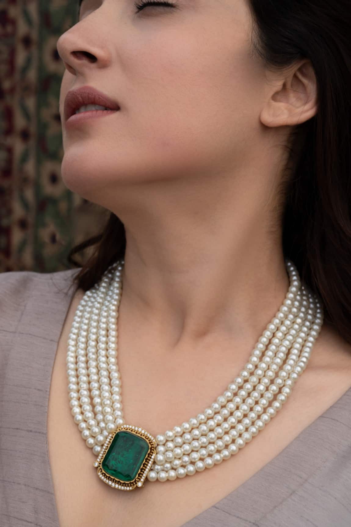Do Taara Emerald Stone Shell Pearl Necklace