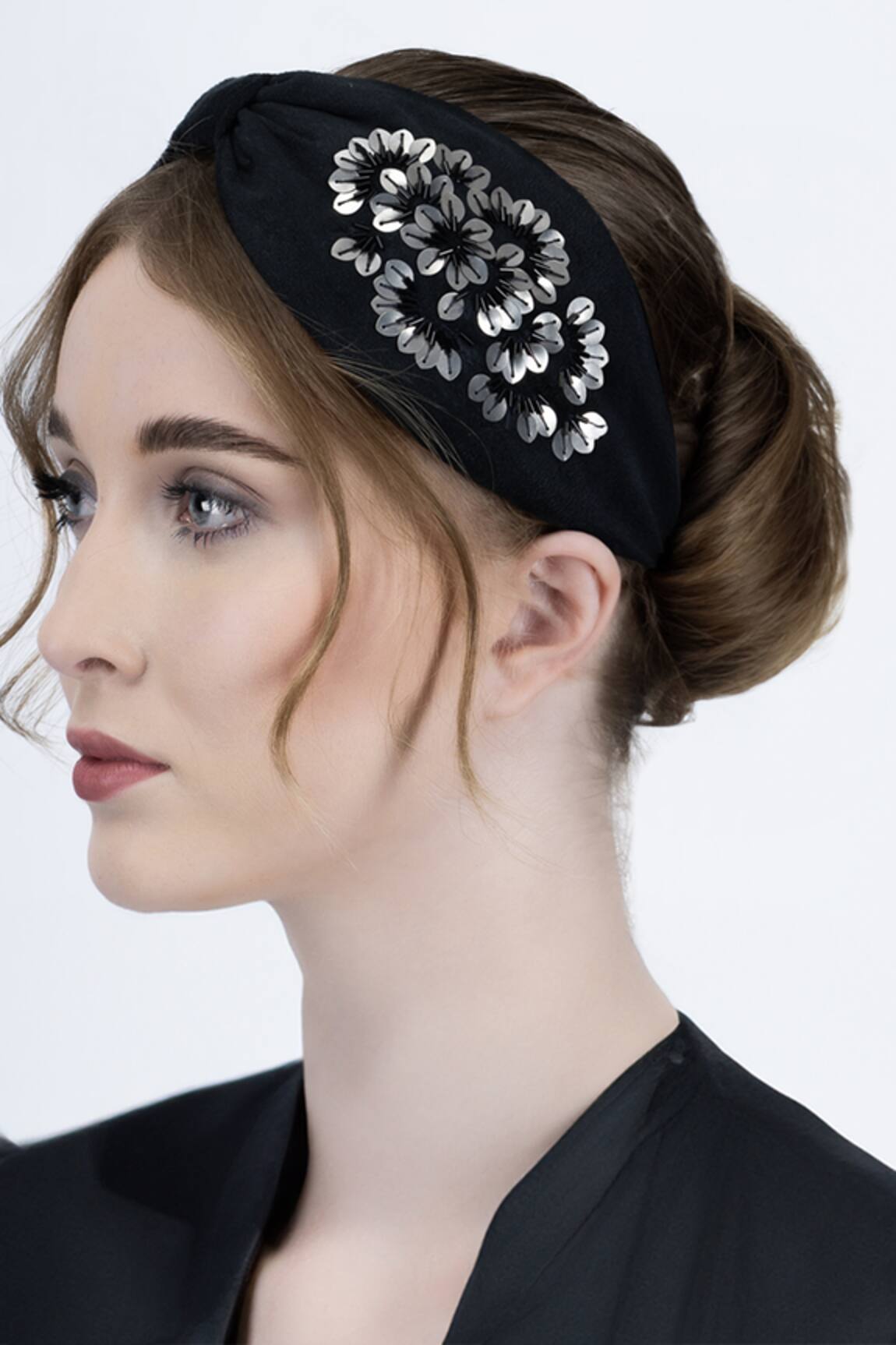 Moyolu Elegant Noir Embroidered Hair Band