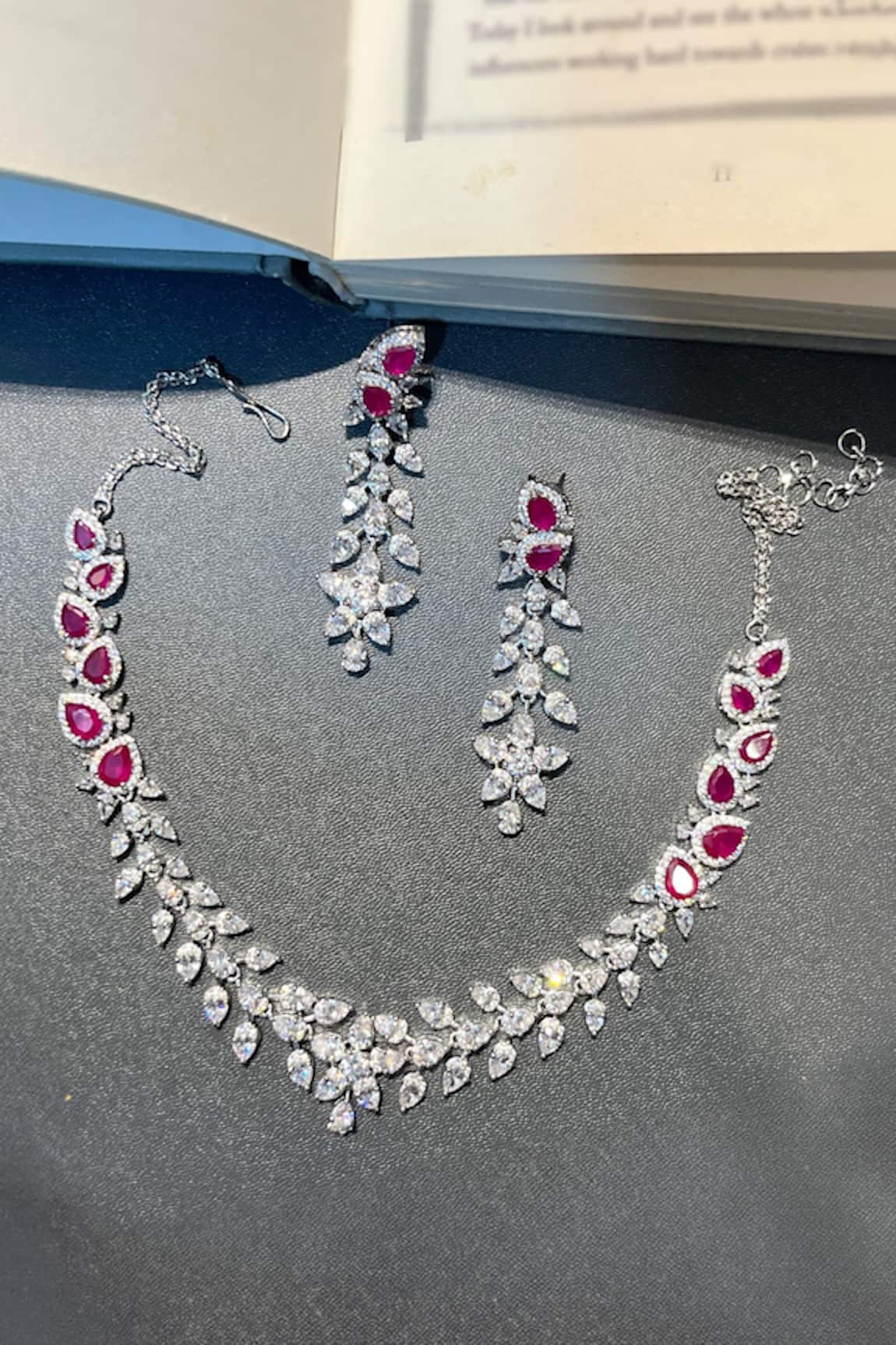 Prestones Leaf Carved Choker Set