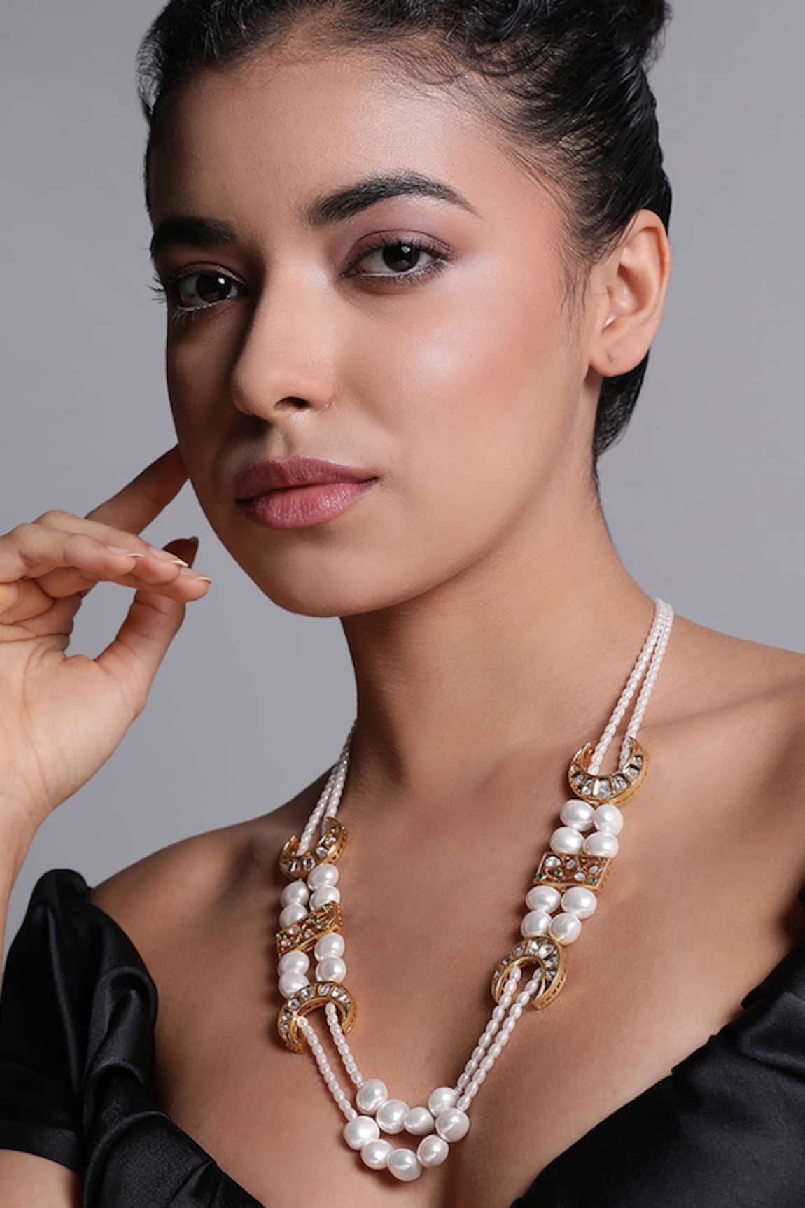 Xago Le Mateo Mother Of Pearl & Kundan Embellished Necklace 