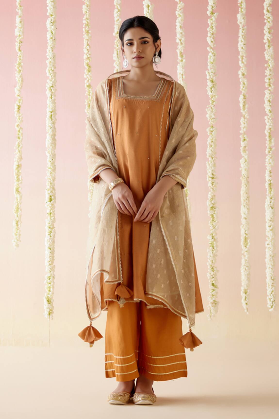 Nero India Gota Lace Aari Embroidered Kurta With Pant 