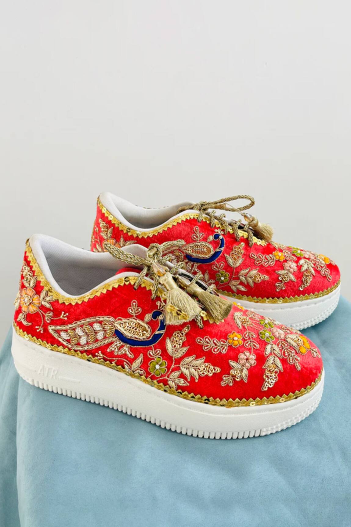 Shiveen Shiveen Peacock Embroidered Sneakers 
