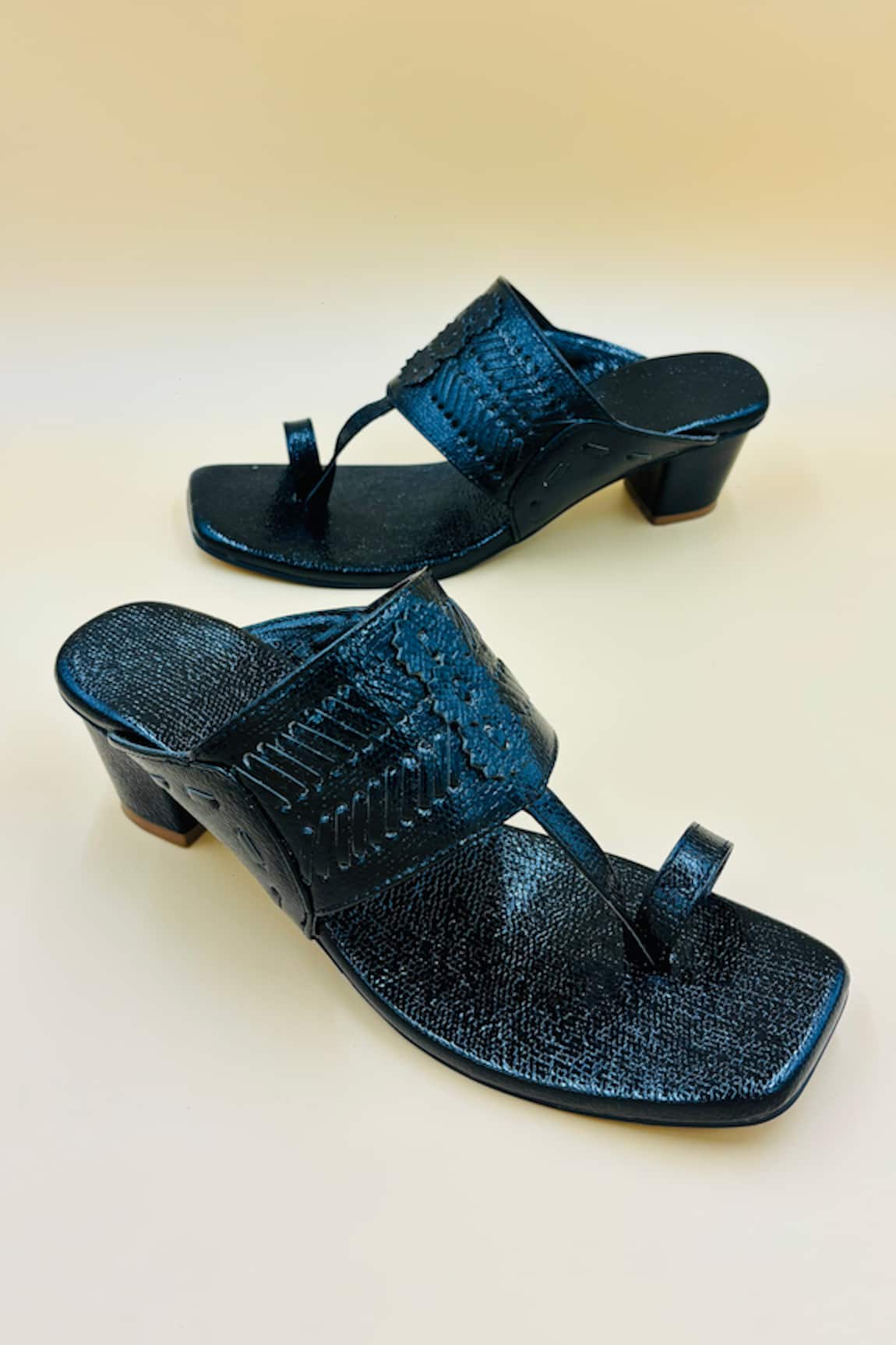 Shiveen Shiveen Textured Pattern Black Kolhapuri Heels 