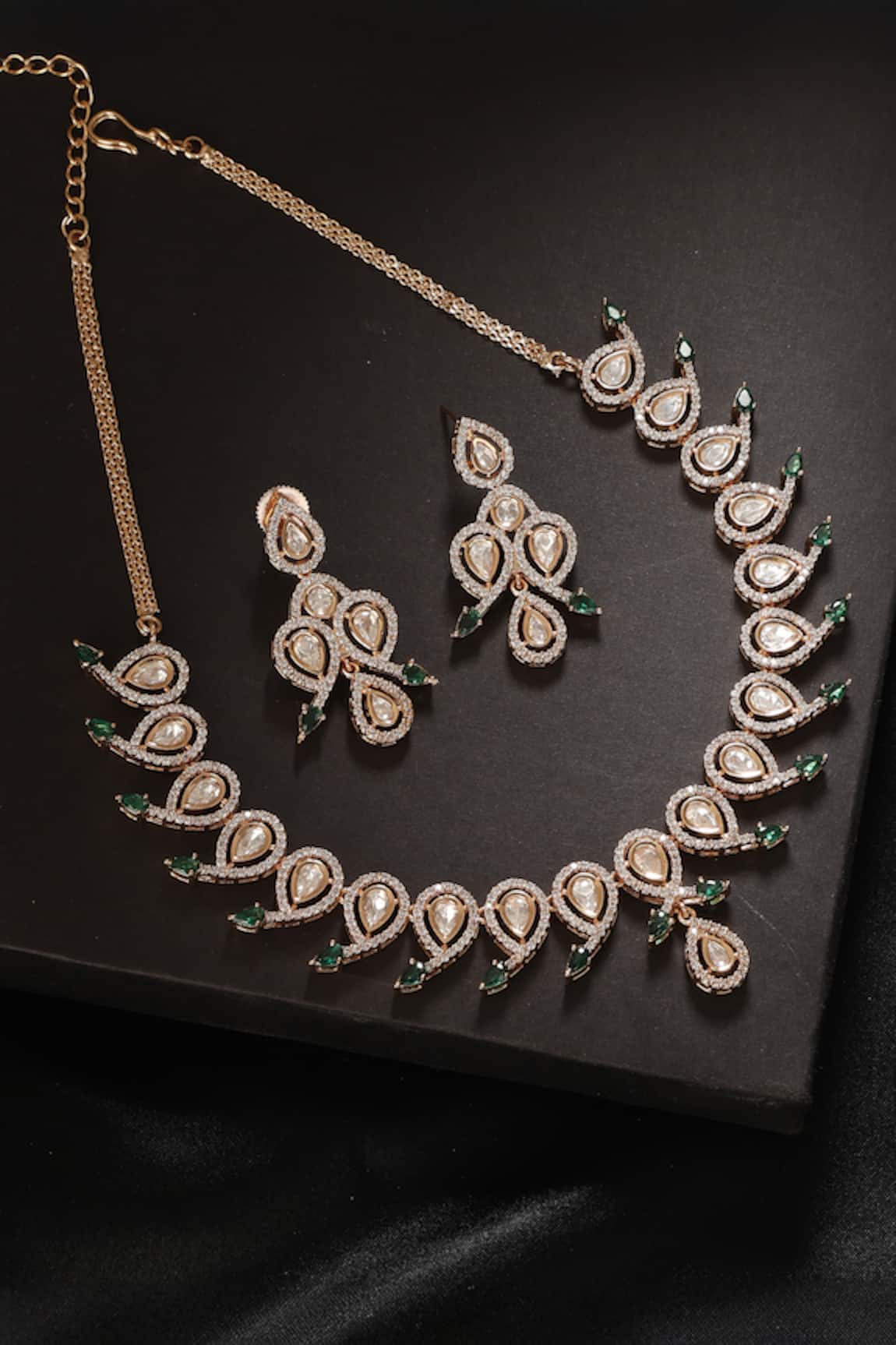 Minaki Tear Drop Carved Necklace Set 