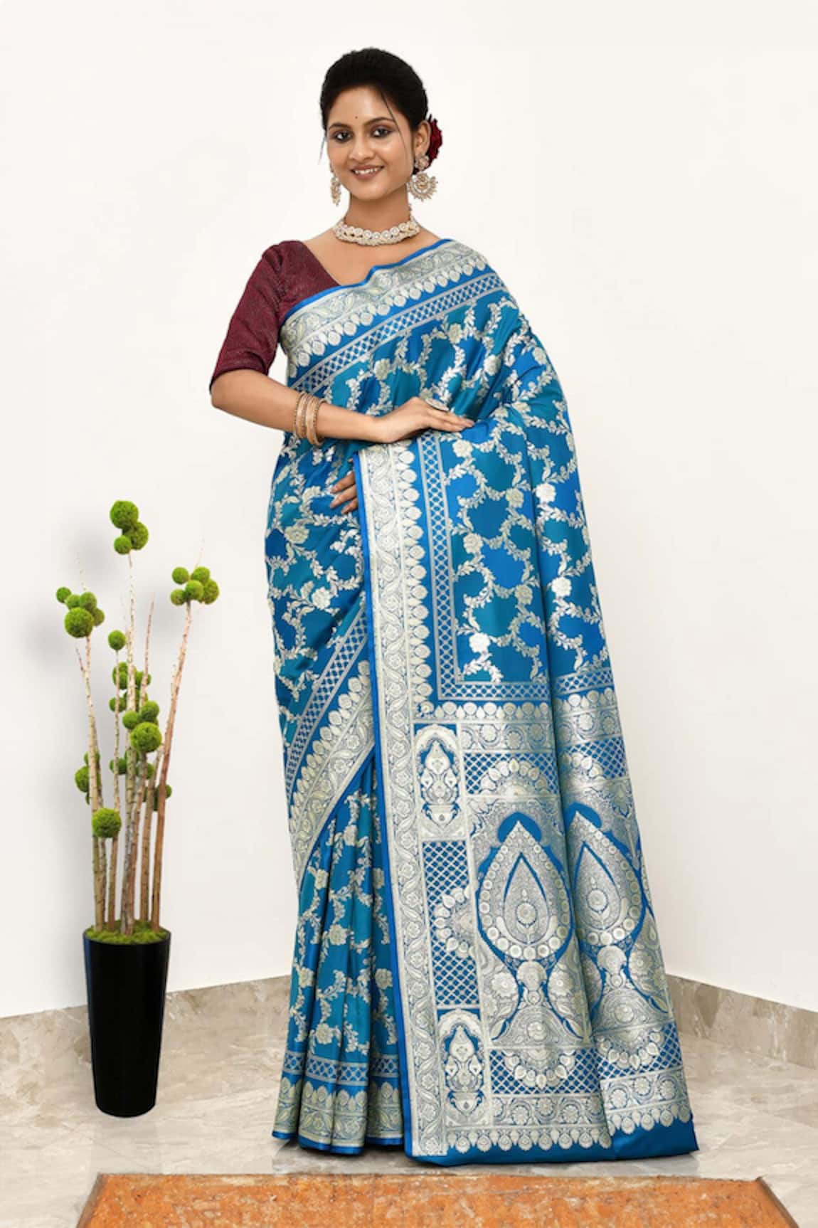 Naaritva India Crest Bloom Vine Woven Saree With Running Blouse 