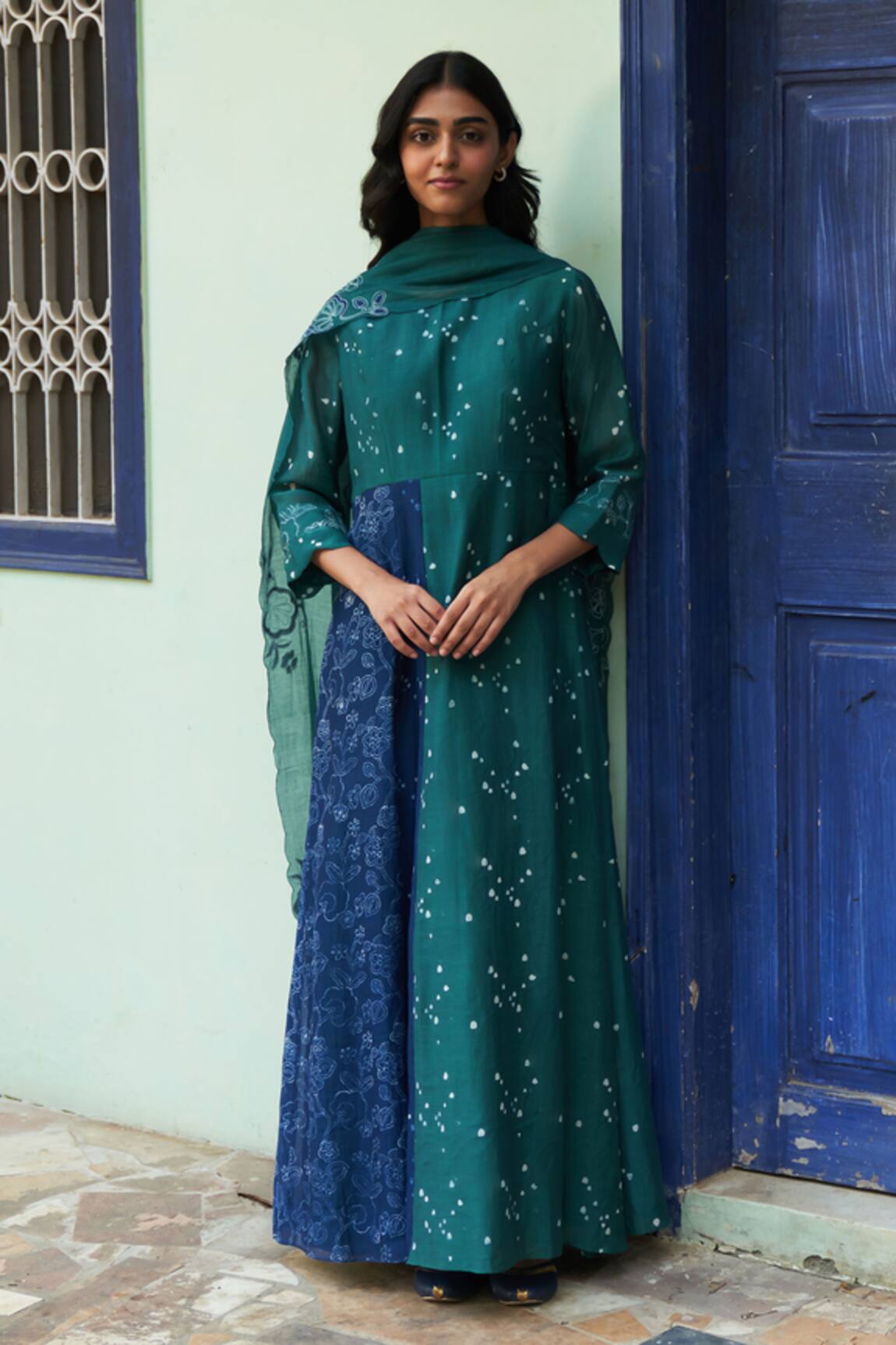 Vaayu Scattered Print Kurta With Dupatta 
