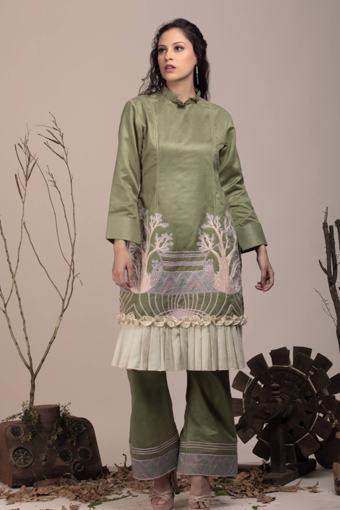 Beejoliyo Floral Applique Embroidered Kurta Set