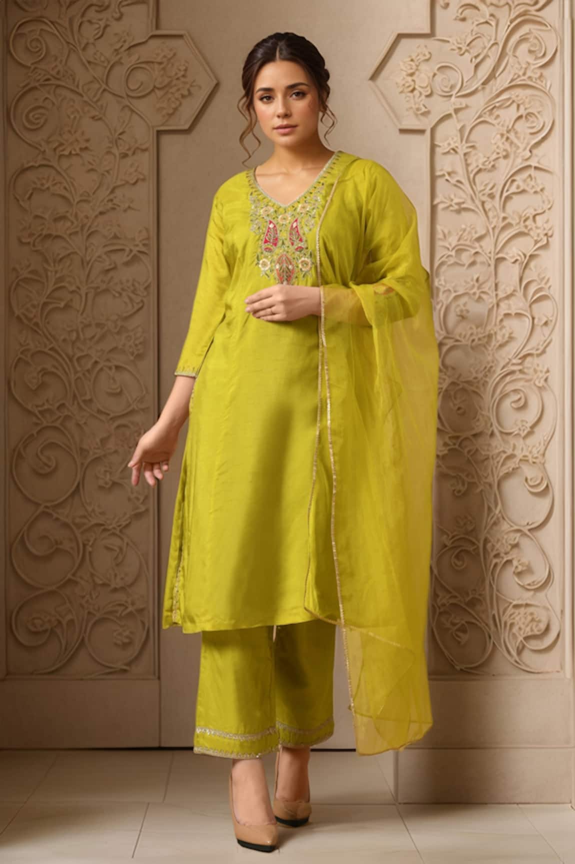 Samyukta Singhania Paisley Thread Embroidered Kurta & Pant Set 