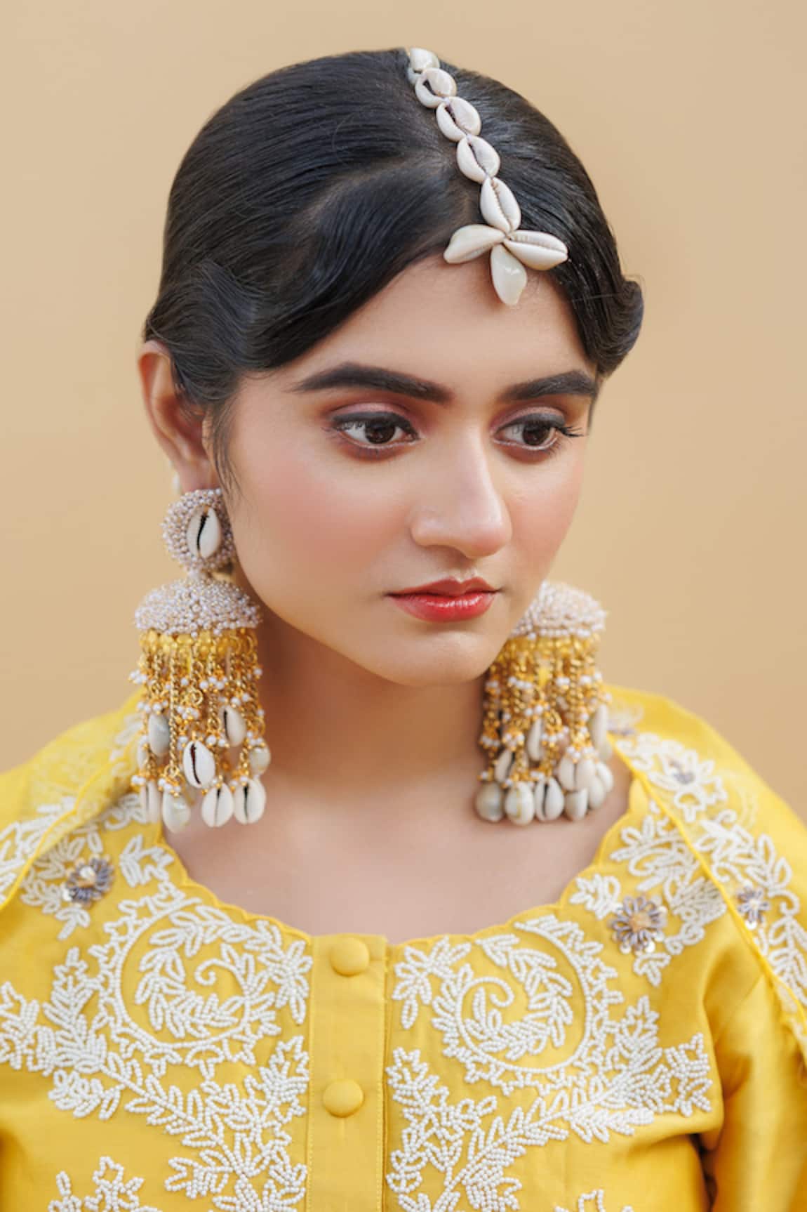 Kanyaadhan By Dhirajaayushi Shell Embellished Jewellery Set