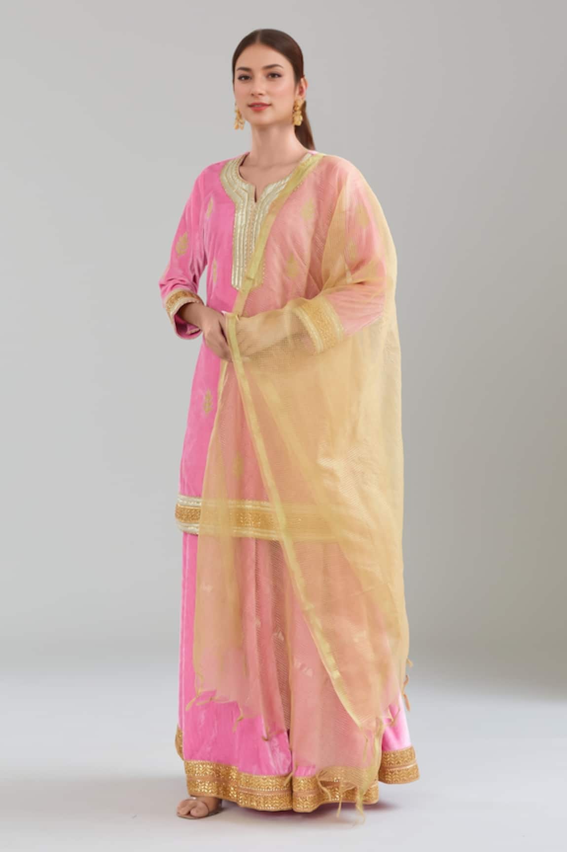 Naintara Bajaj Leaf Embroidered Velvet Kurta Set 