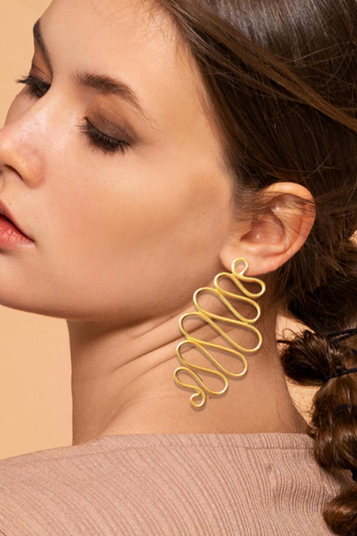 Mnsh Gold Wavy Curved Long Earrings