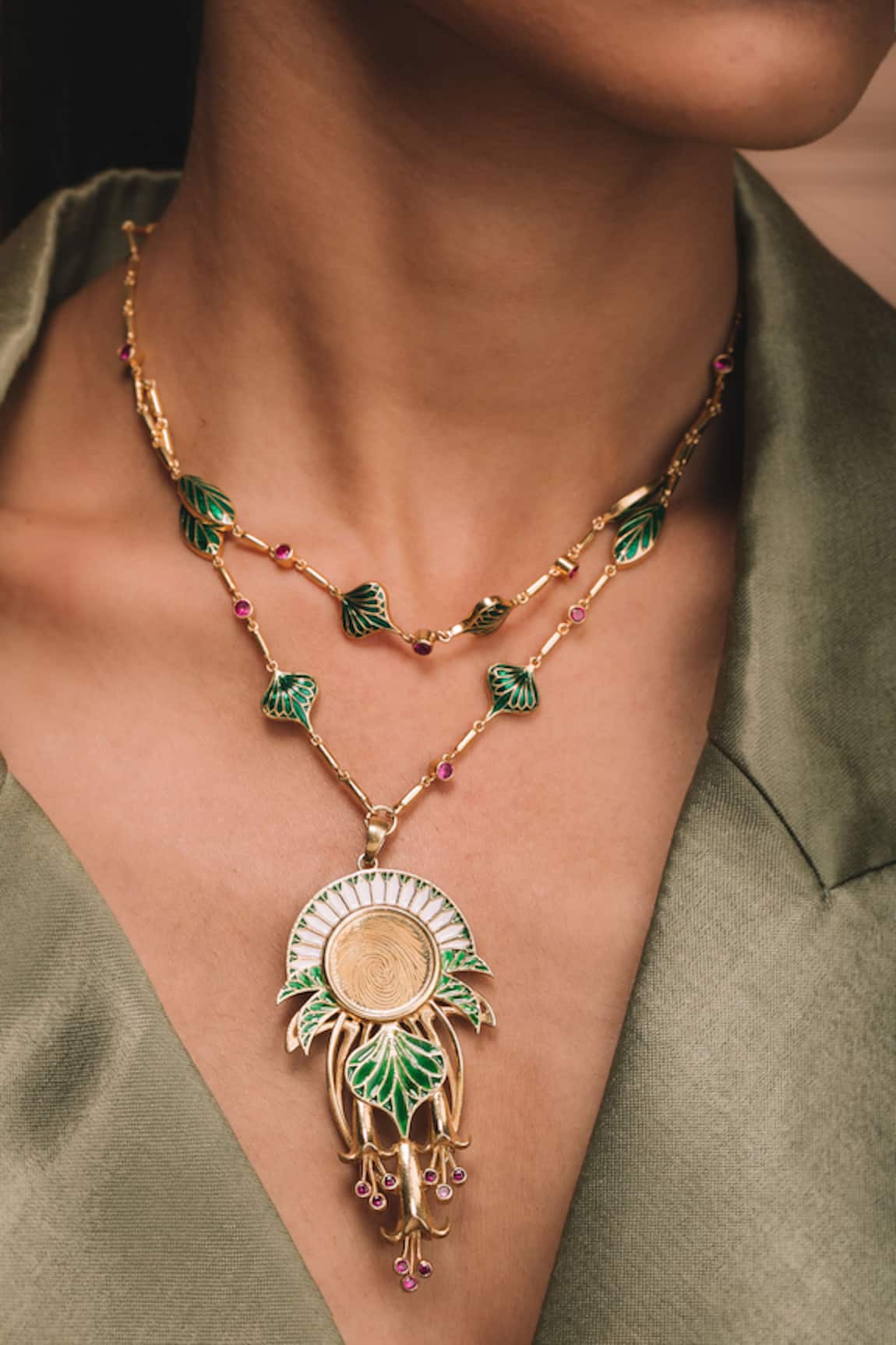 Ode Jewels Gold Petal Bloom Pendant Necklace