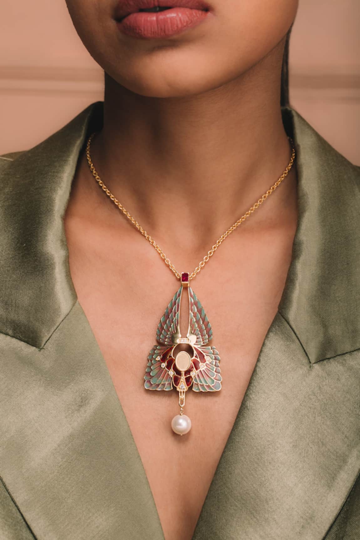 Ode Jewels Wolfer Muse Pendant Necklace