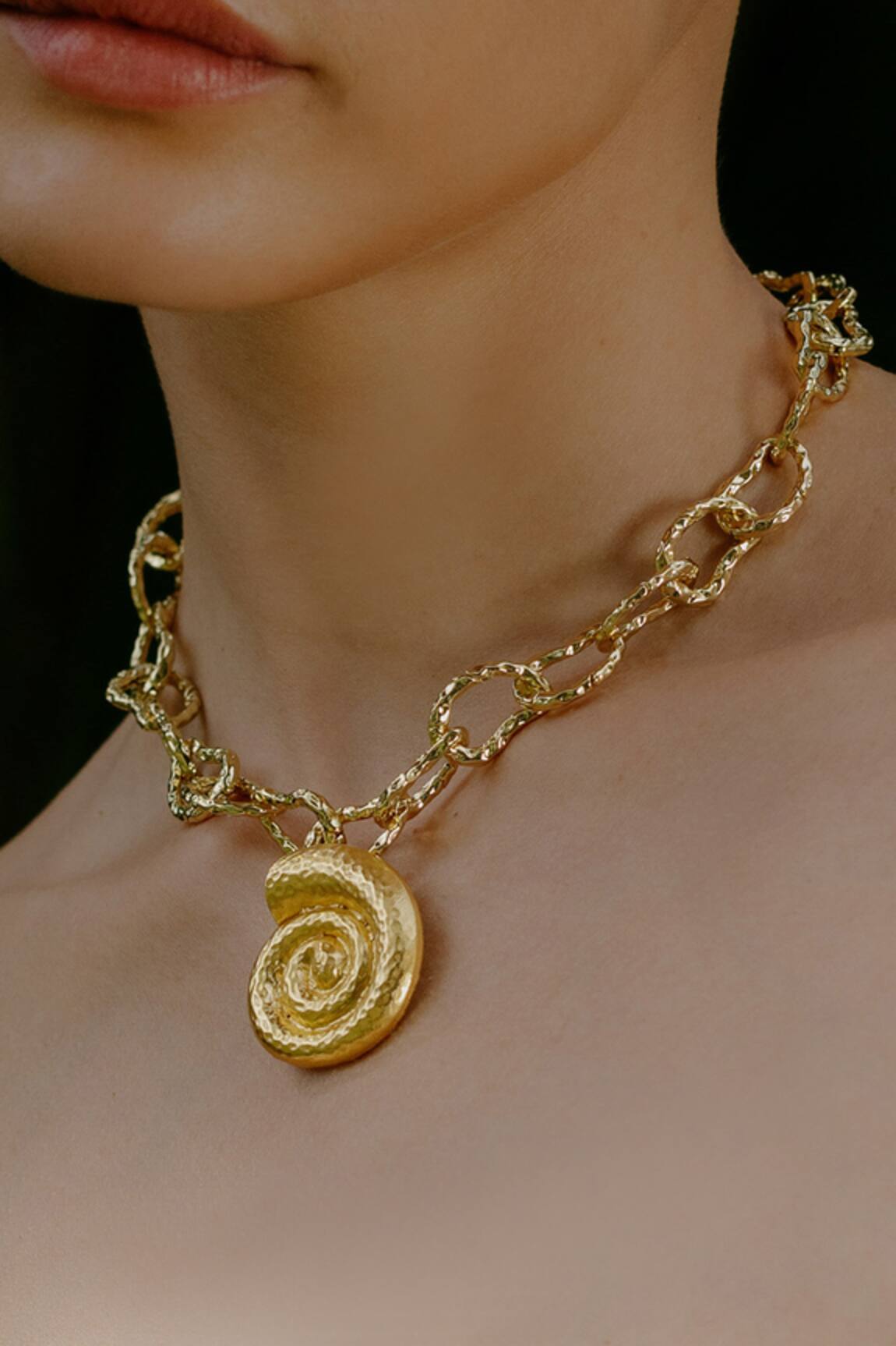 Arvino Coral Shell Link Necklace 