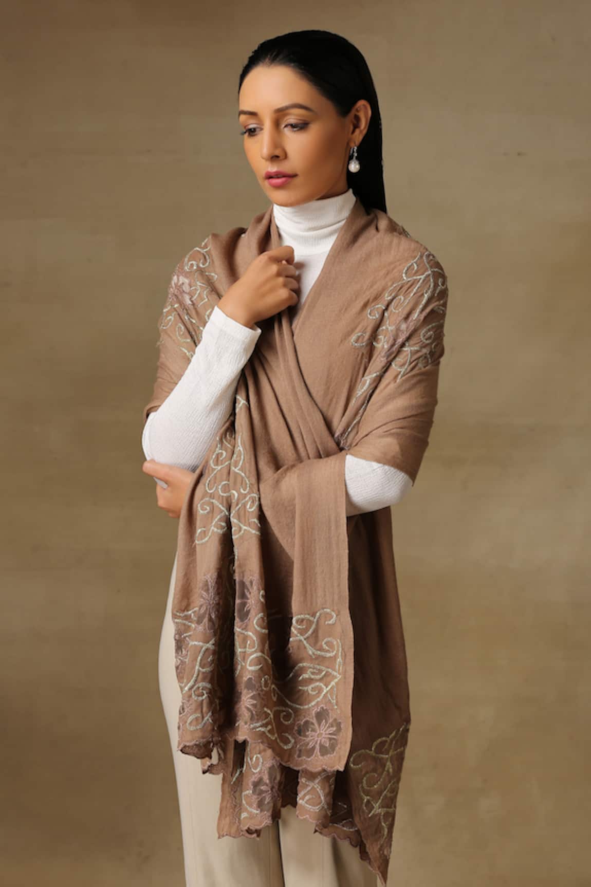 SHAZA Vineyard Stole with Zari Detailing 
