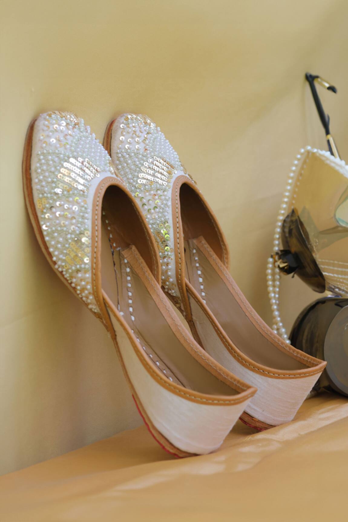 Kurrbat White Swan Designer Juttis 
