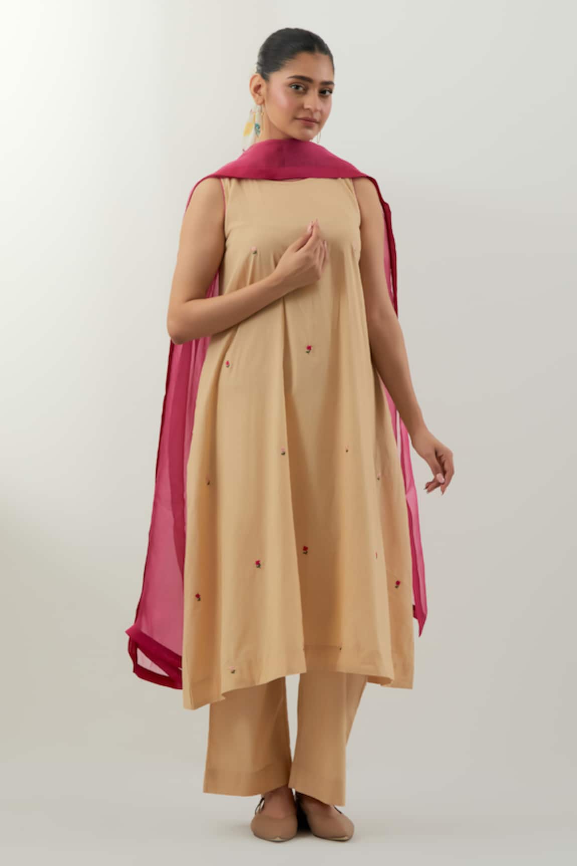 Vinusto Floral Embroidered Kurta Pant Set 
