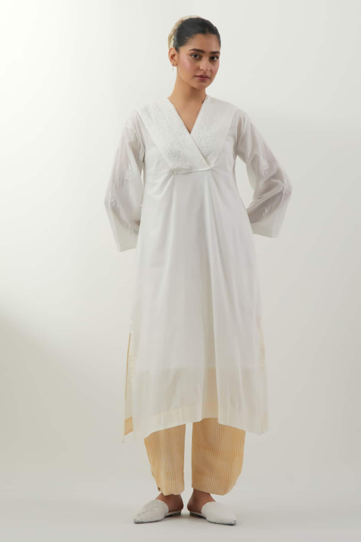 Vinusto White Chikankari Cotton Kurta Set 