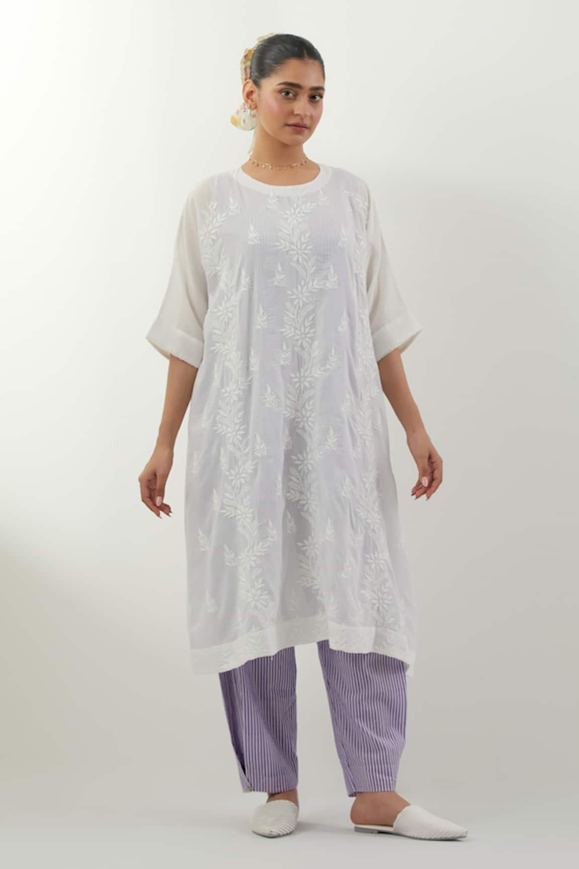 Vinusto White Phool Patti Chikankari Kurta Set 