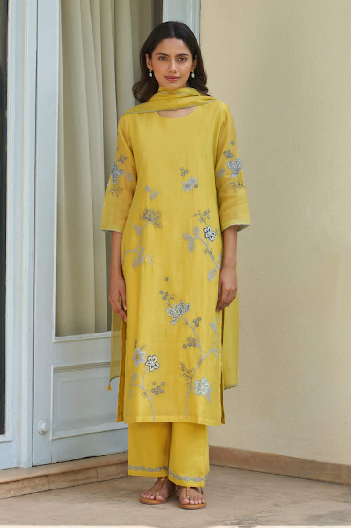 Vaayu Daffodil Applique Kurta Set 