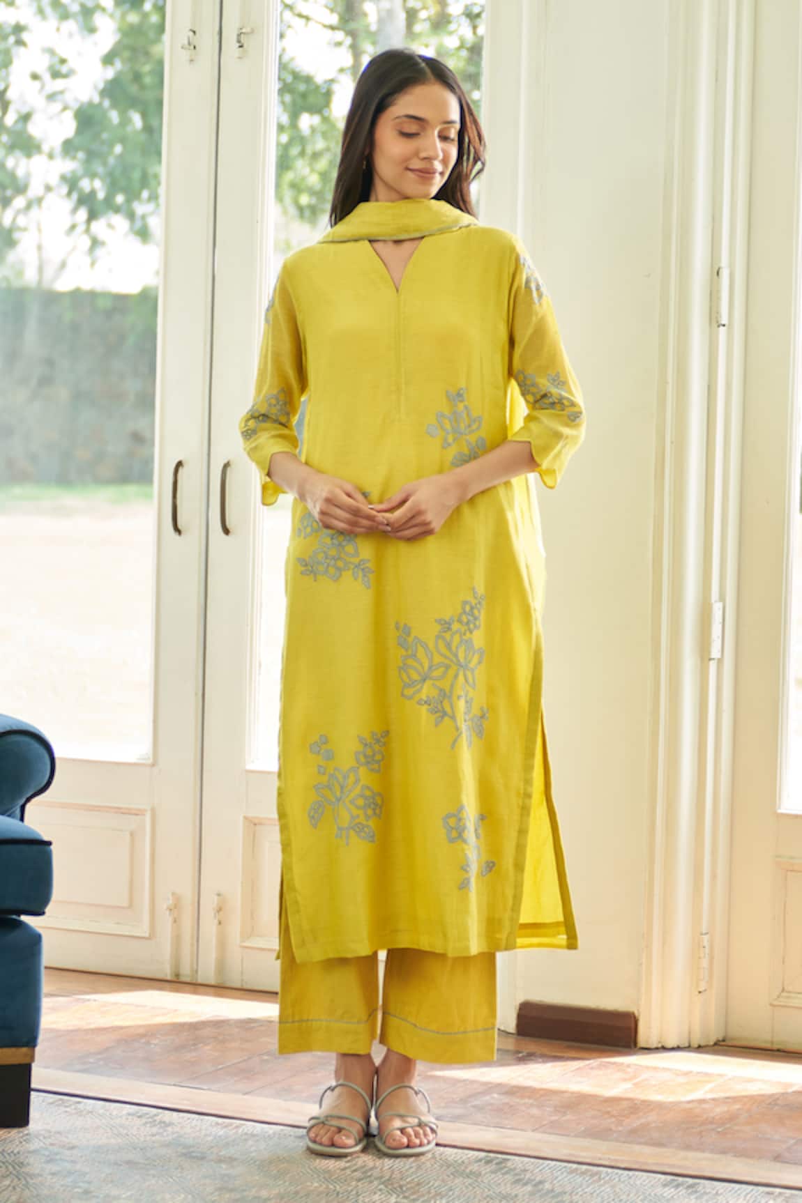 Vaayu Daffodil Applique Floral Kurta Set 