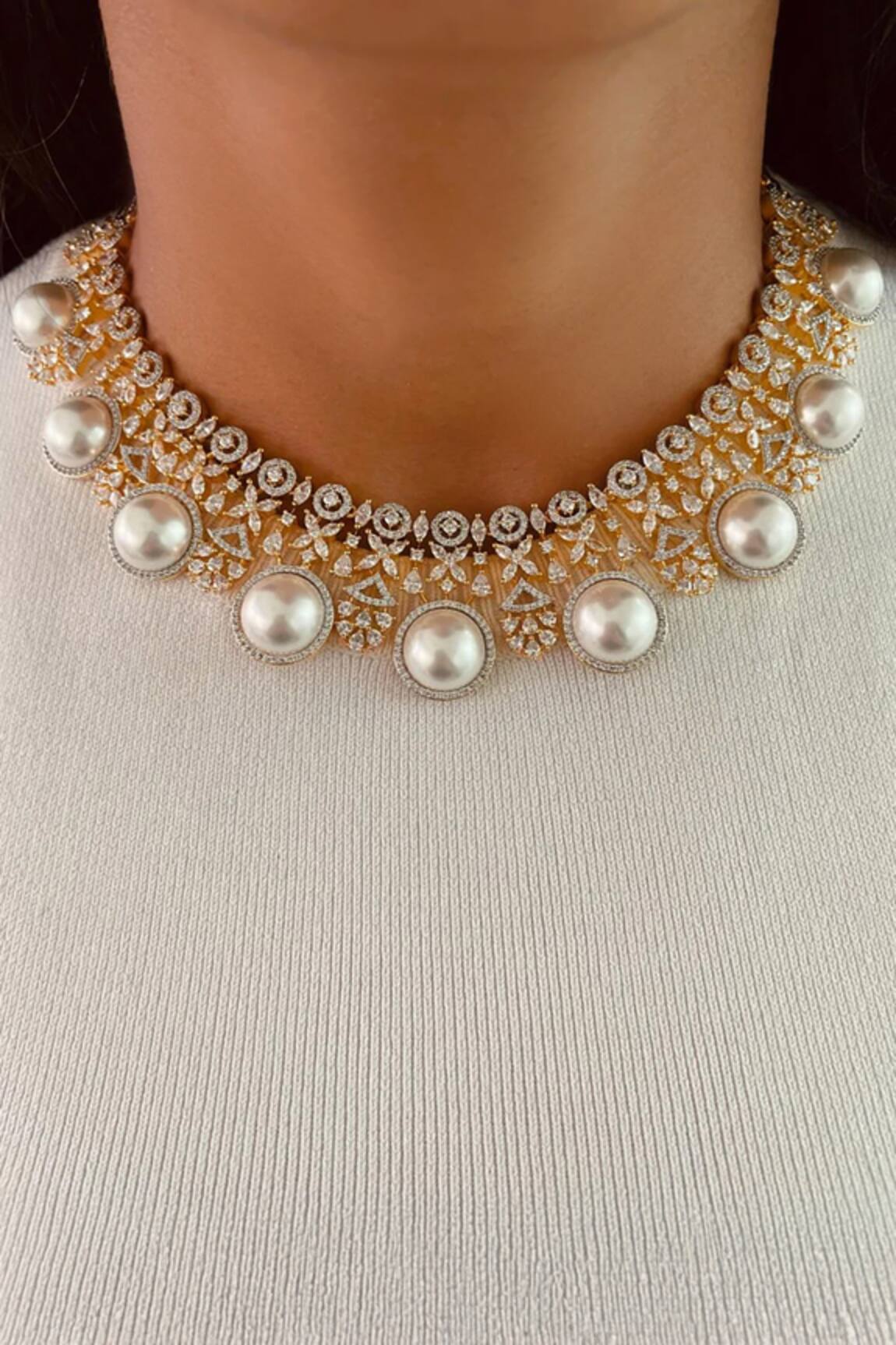 Prerto Floret Circular Pearly Necklace Set 
