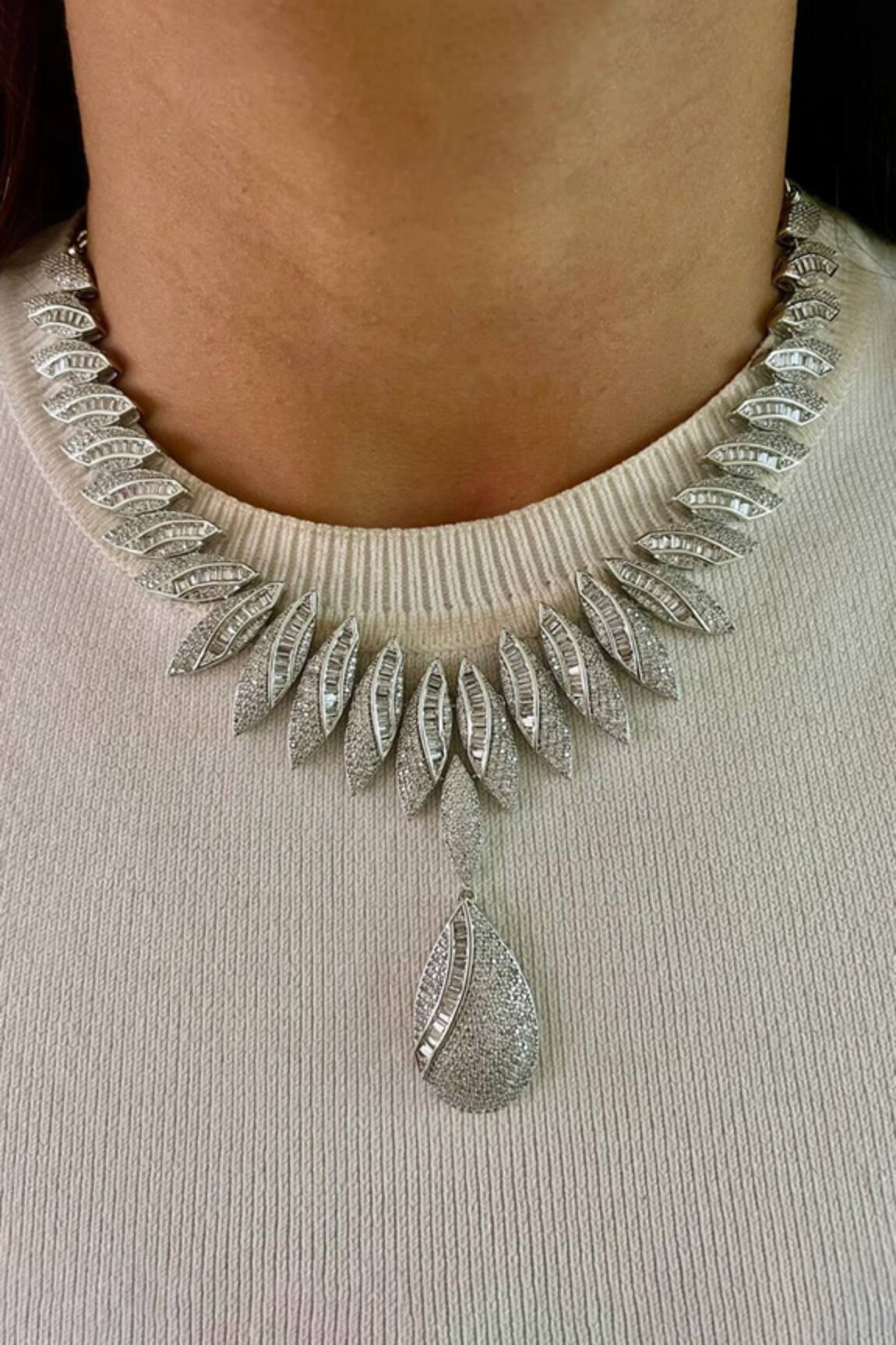 Prerto Ice Tear Ovalet Diamond Necklace Set 