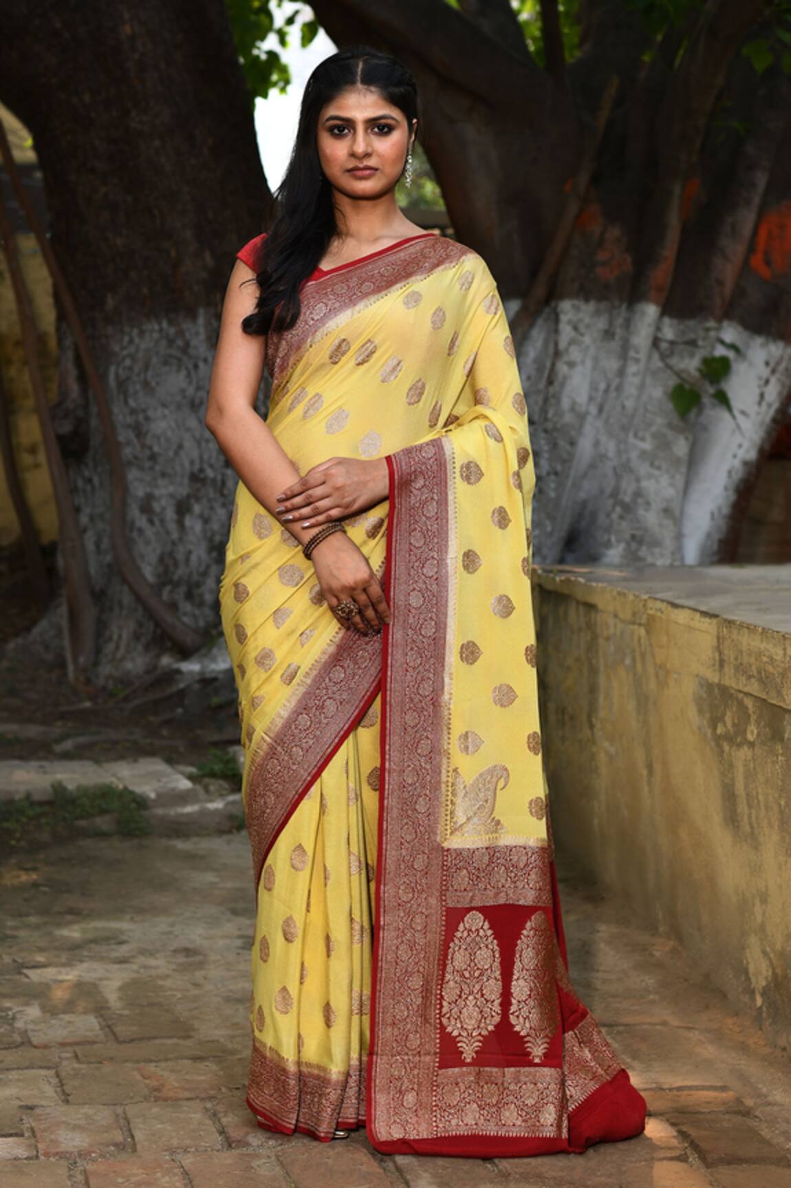 Naaritva India Handwoven Zari Banarasi Saree With Running Blouse 