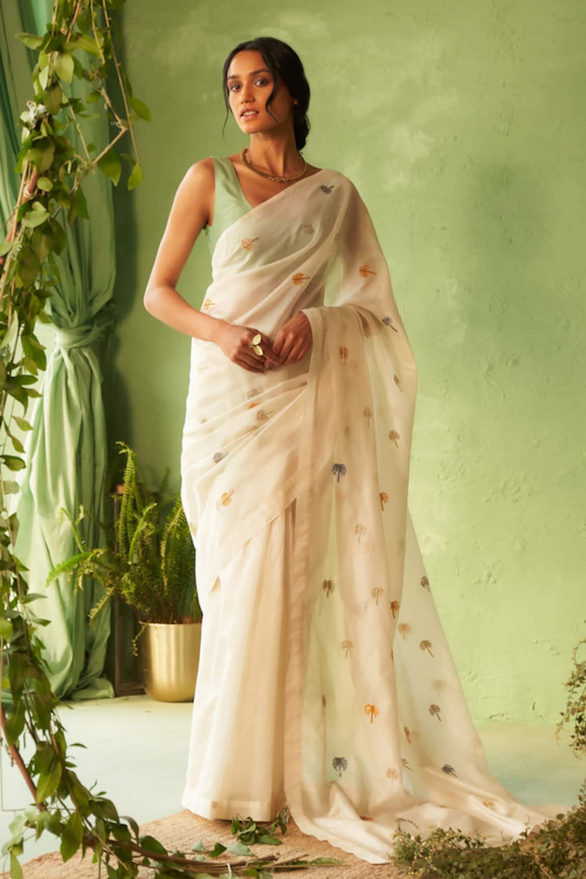Charkhee White Chanderi Embroidered Saree & Blouse Set 