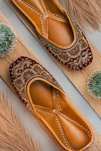 NR By Nidhi Rathi Embellished Ethnic Juttis 