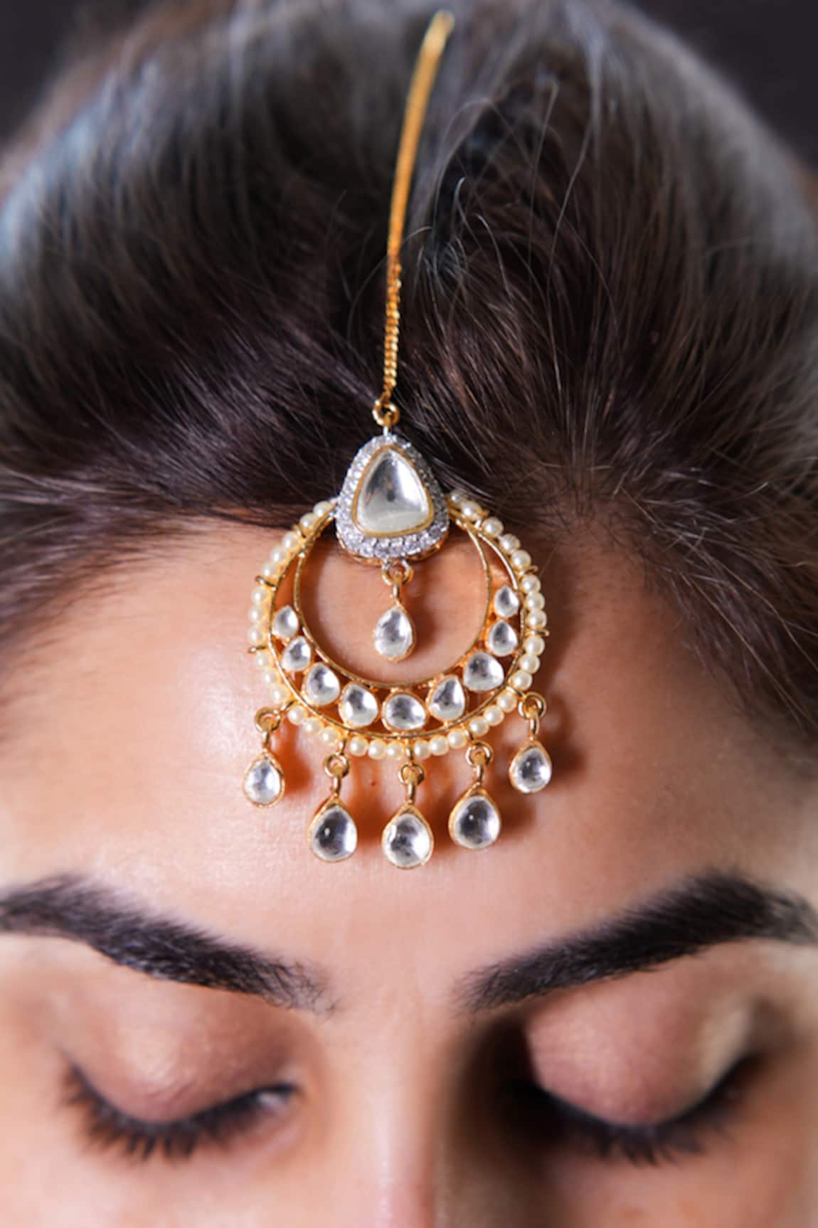 Vasundhara Embellished Maangtikka 