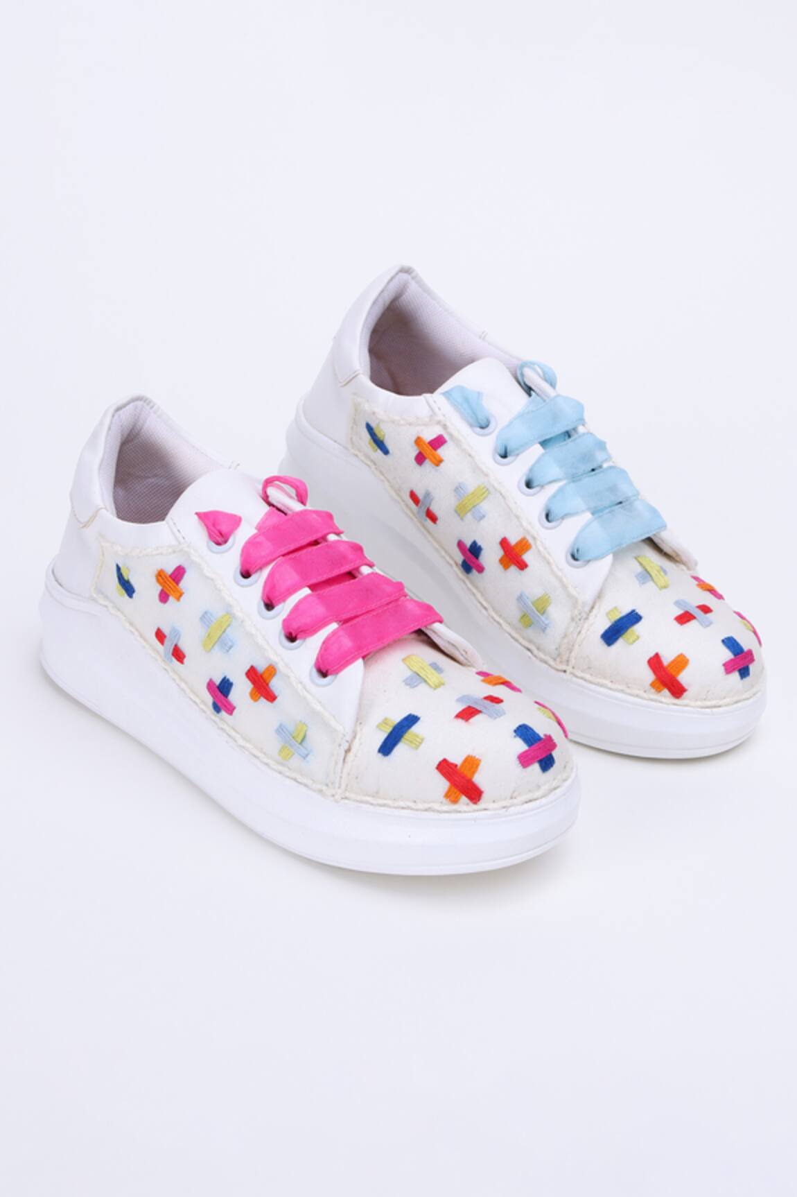The Saree Sneakers Colored Cross Sneakers 