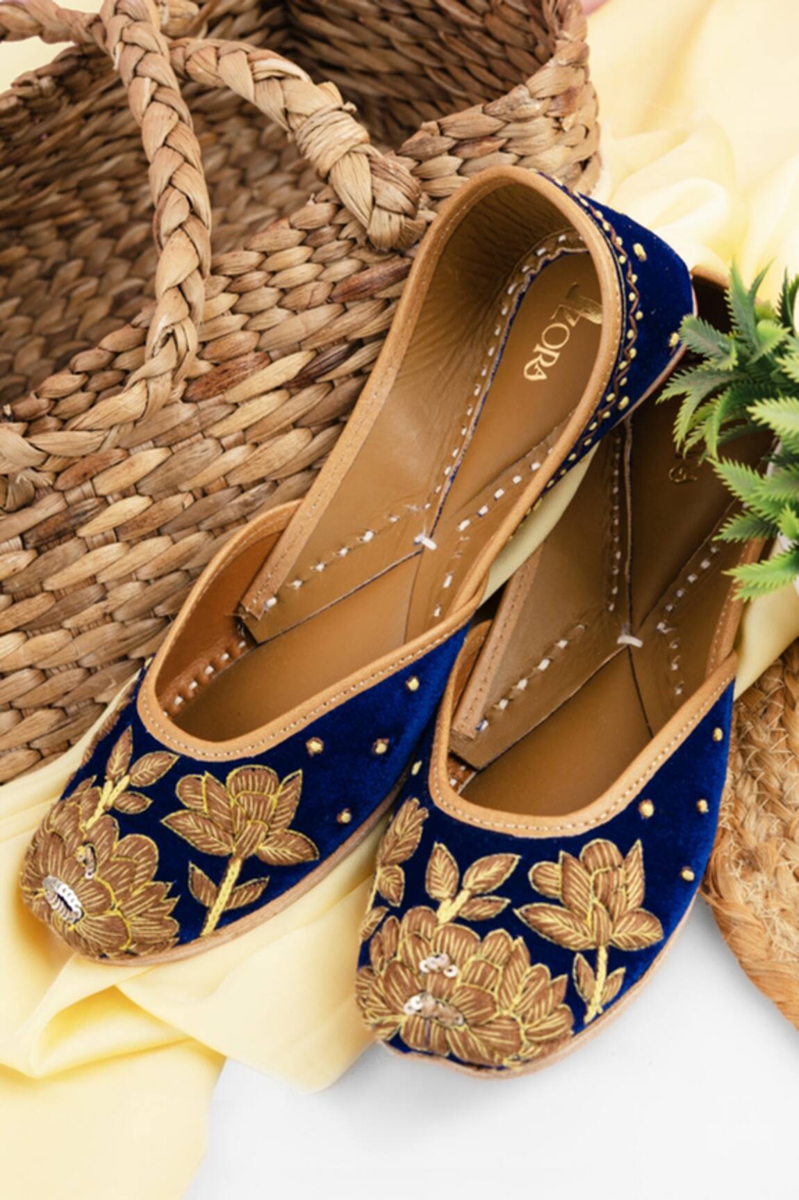 Azora Gulbahar Velvet Juttis 