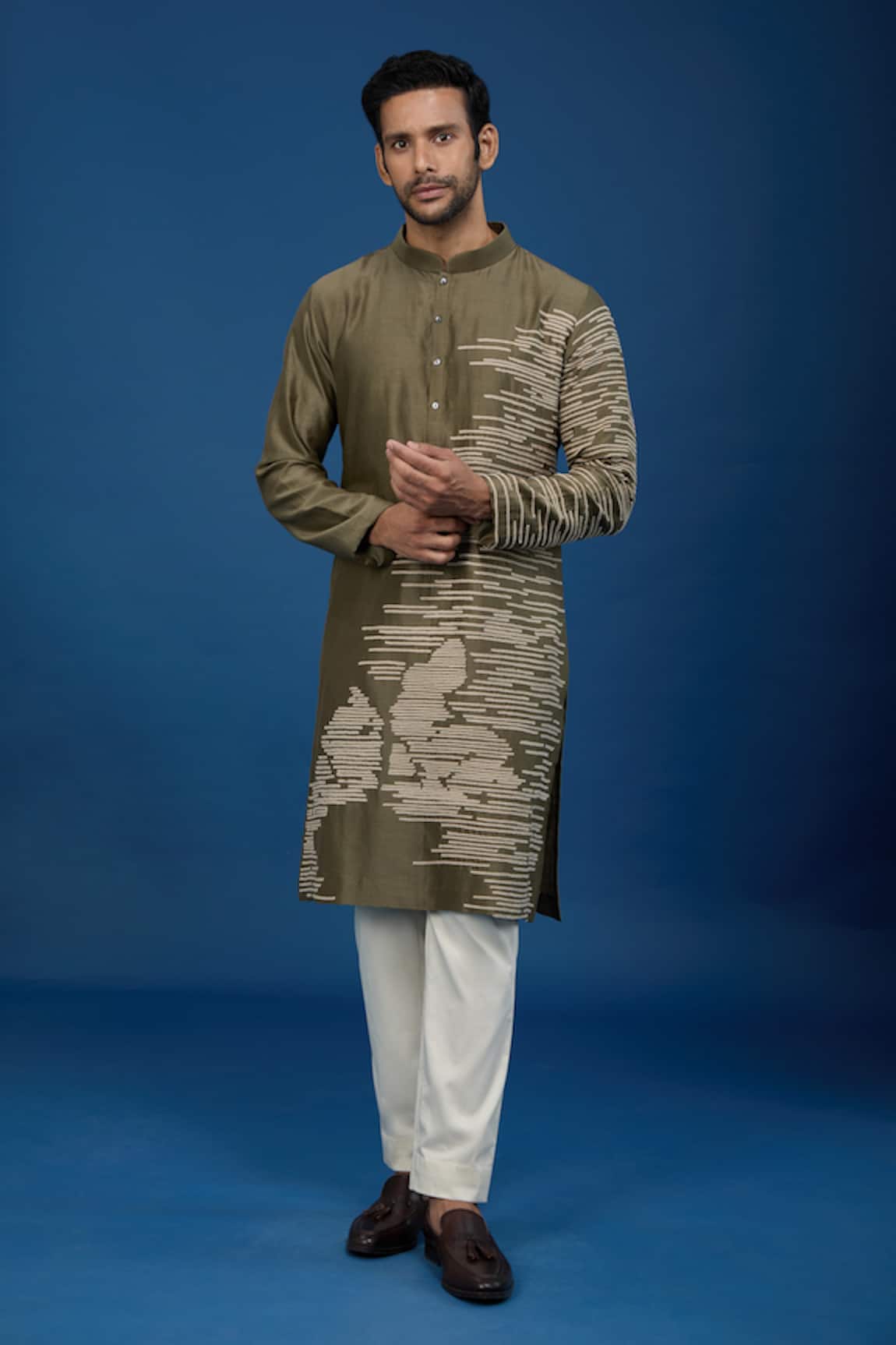 Countrymade Abstract Embroidered Kurta Set 