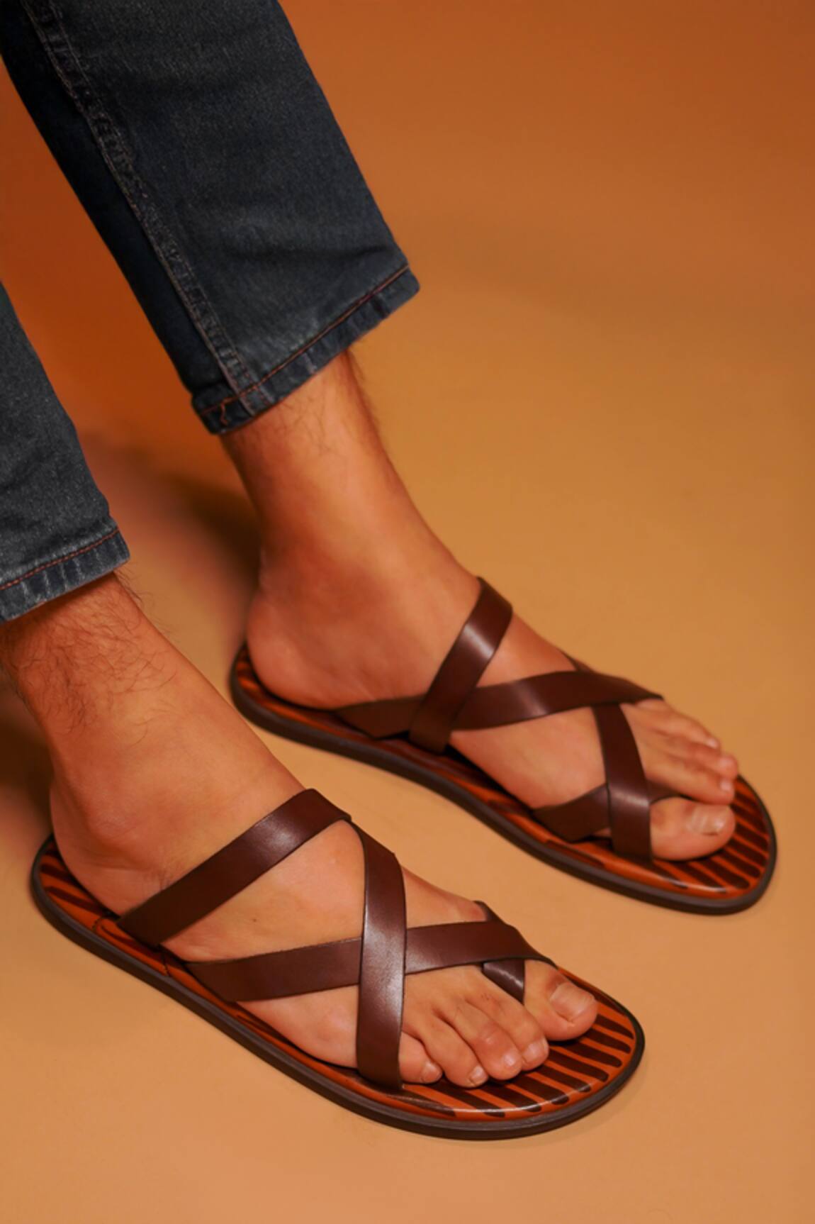 Dmodot Flat criss-cross textured brown sandals