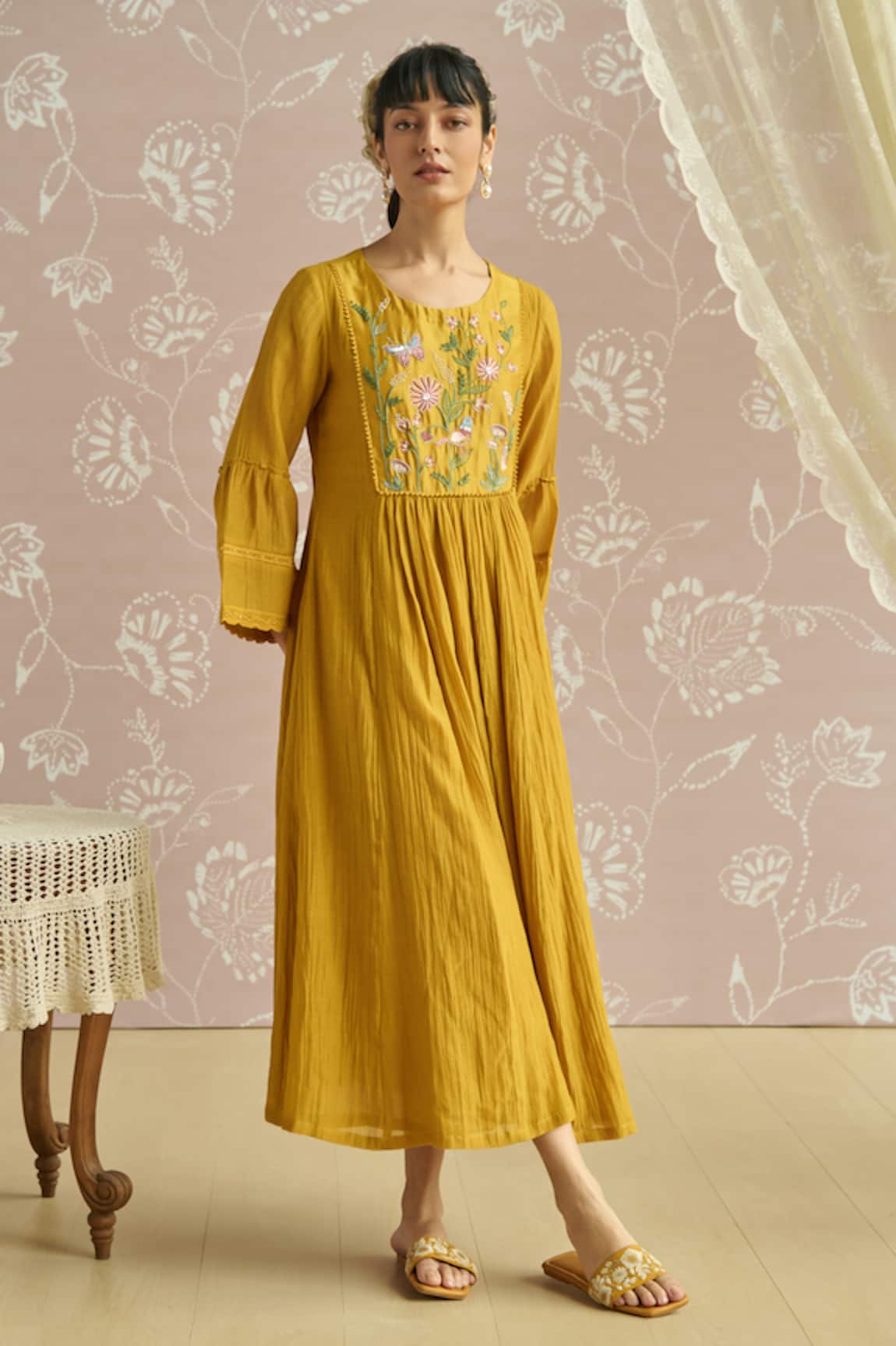 Kritika Dawar Sairah Thread Embroidered Kurta With Pant 