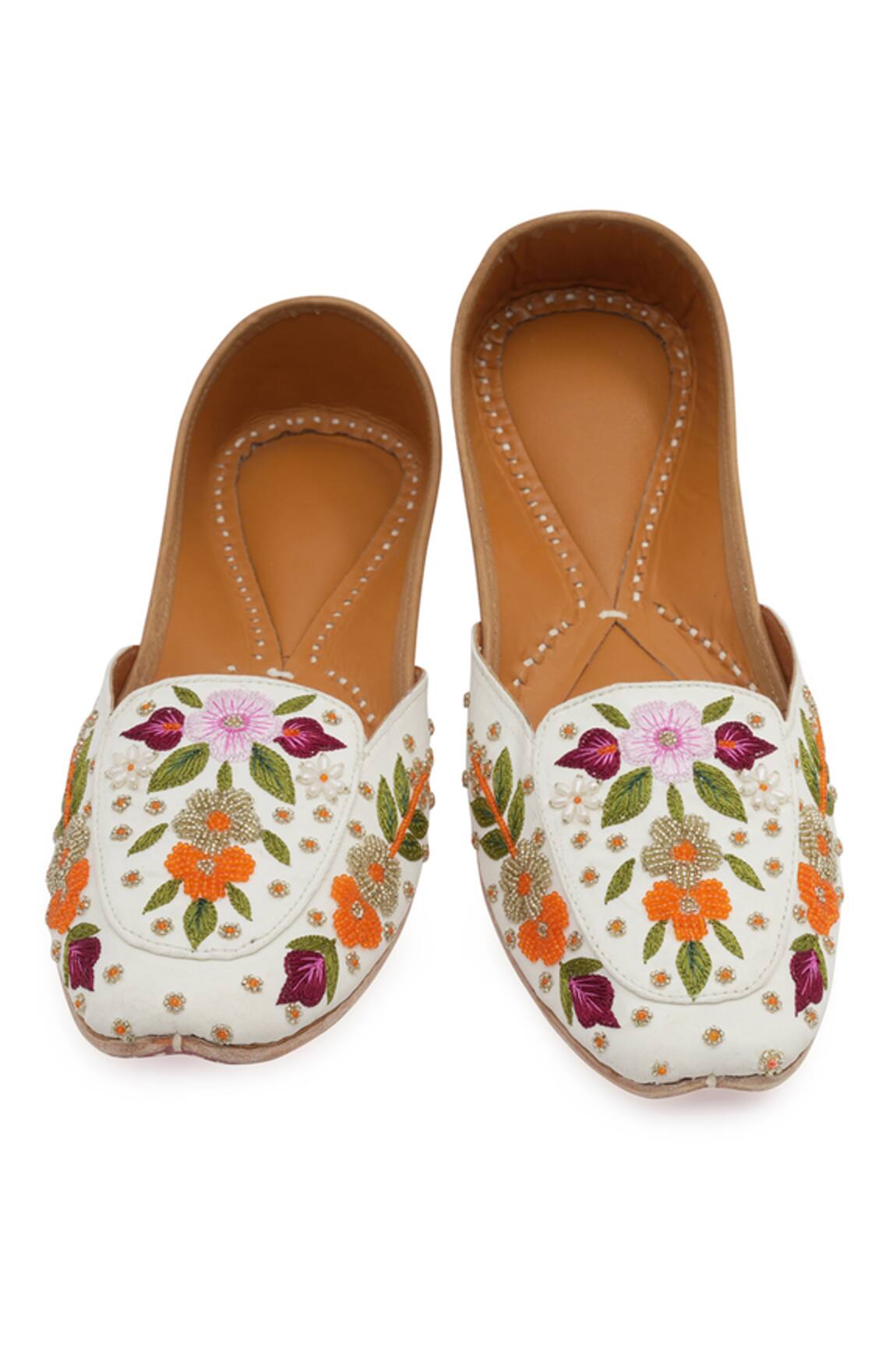 NR By Nidhi Rathi White Embroidered Juttis 