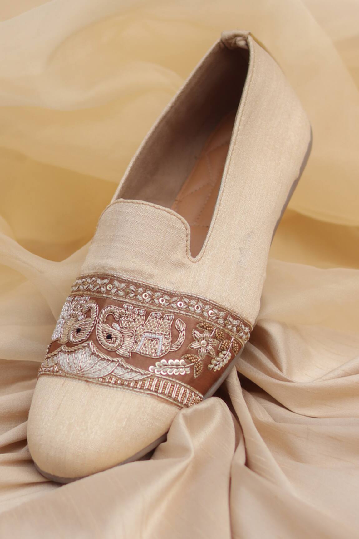 Around Always Jay Elephant Embroidered Shoes 