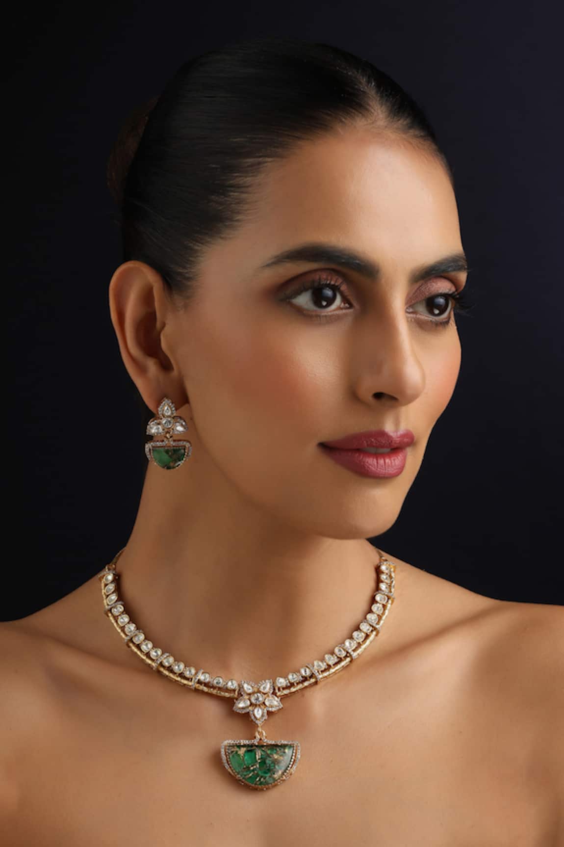 Swabhimann Emerald Hasli Necklace Set 