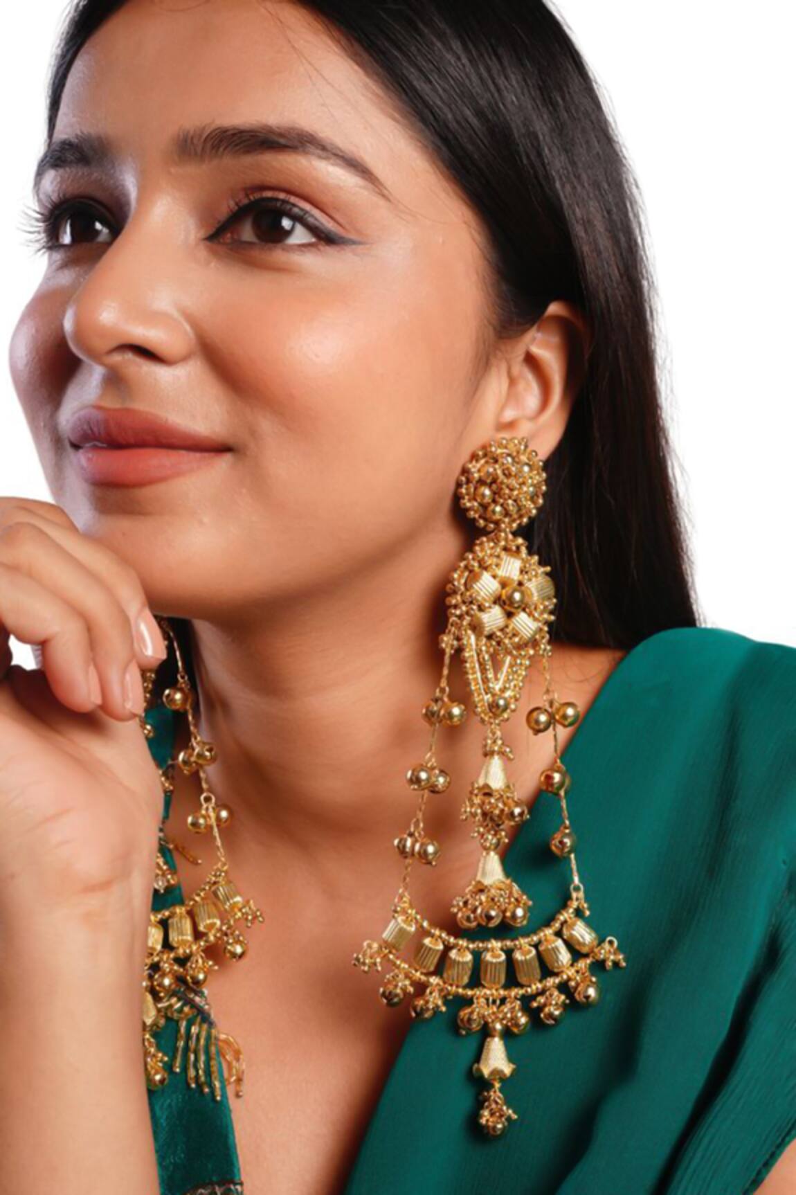 Vaidaan Suhavi Embellished Earrings  