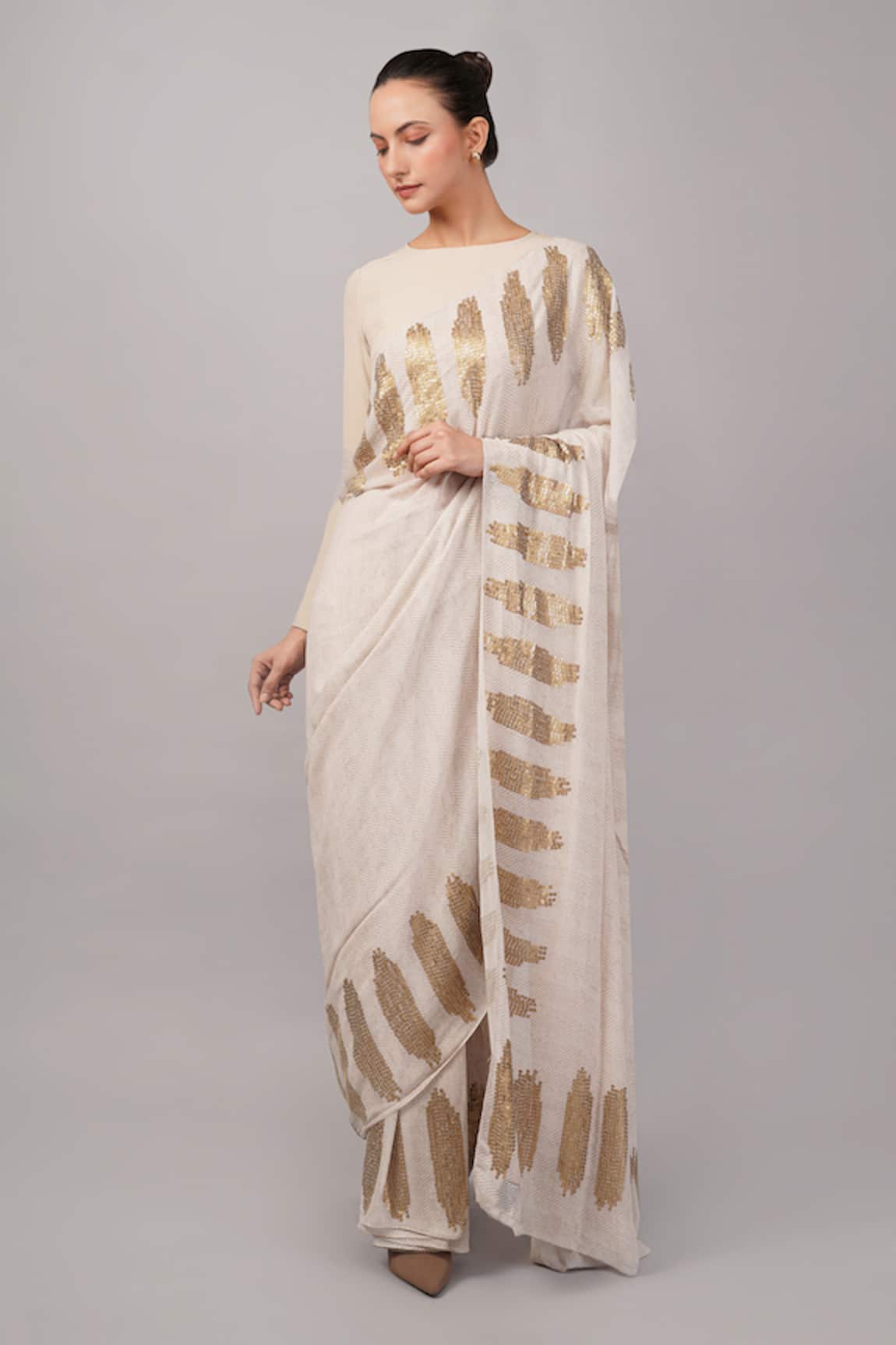 Abraham And Thakore Sequin Brushstroke Pattern Saree 