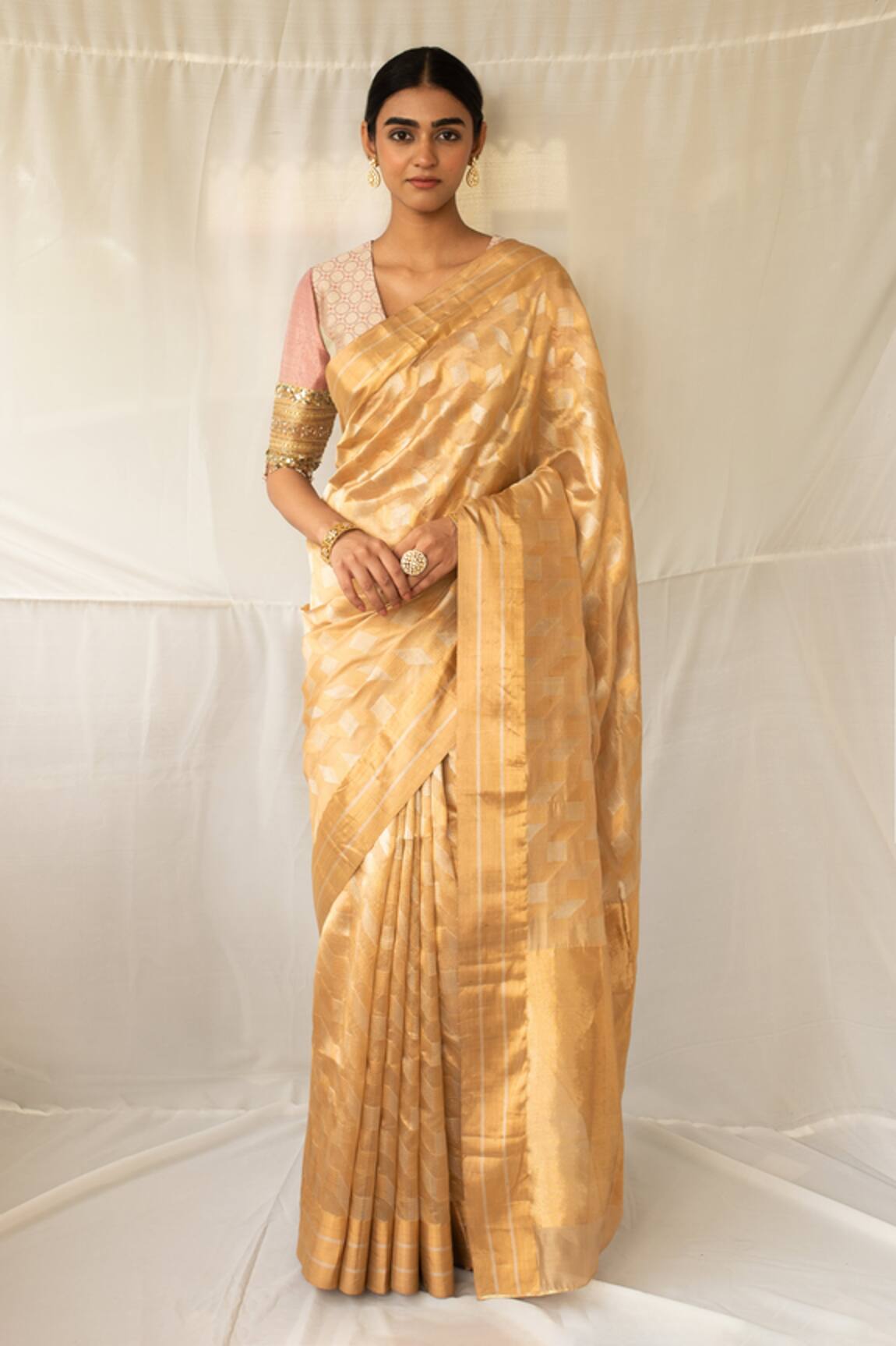 Priyanka Raajiv Tula Zig Zag Pattern Saree With Running Blouse 