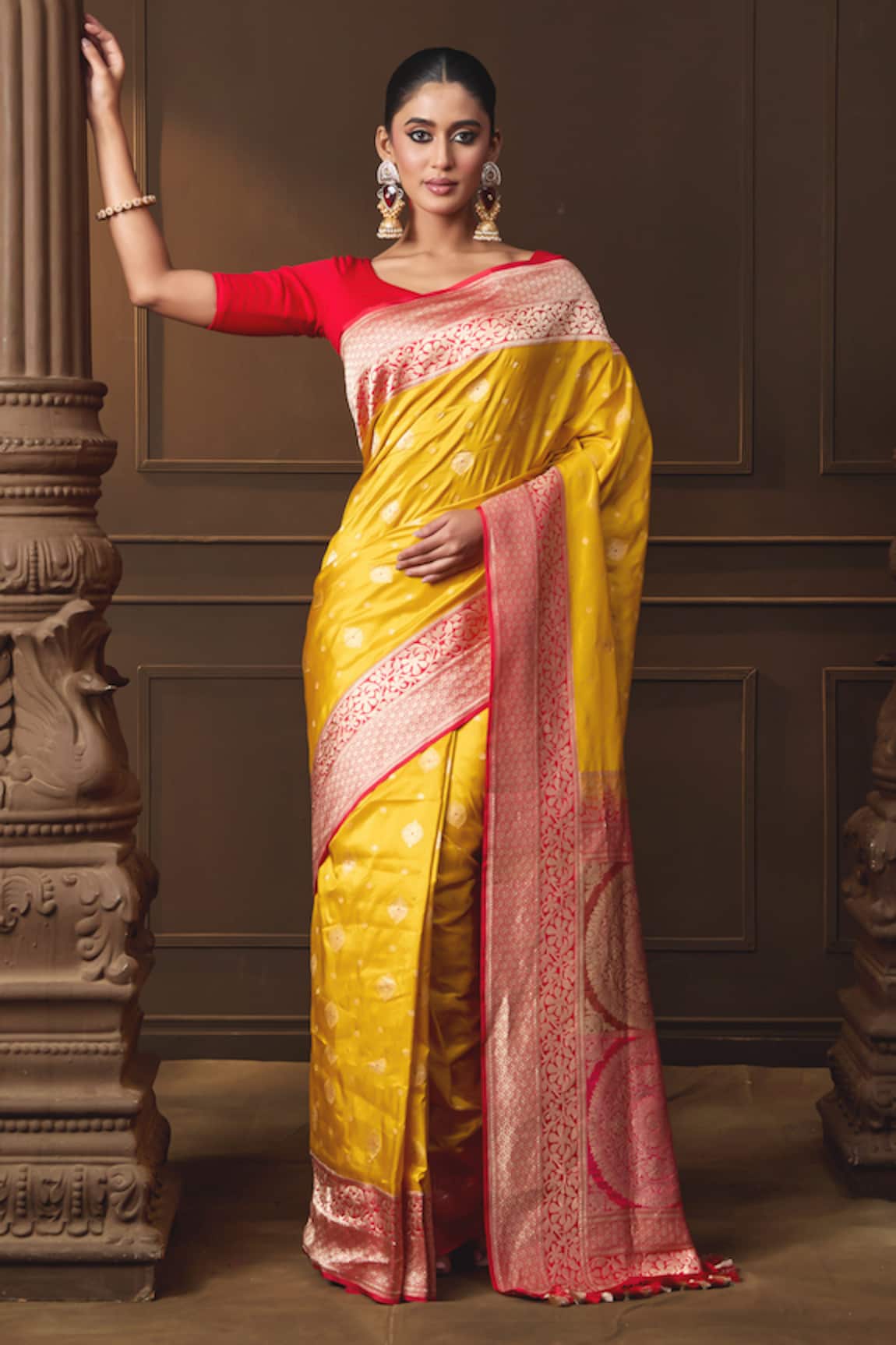 Vishwa By Pinki Sinha Woven Saree With Running Blouse Piece