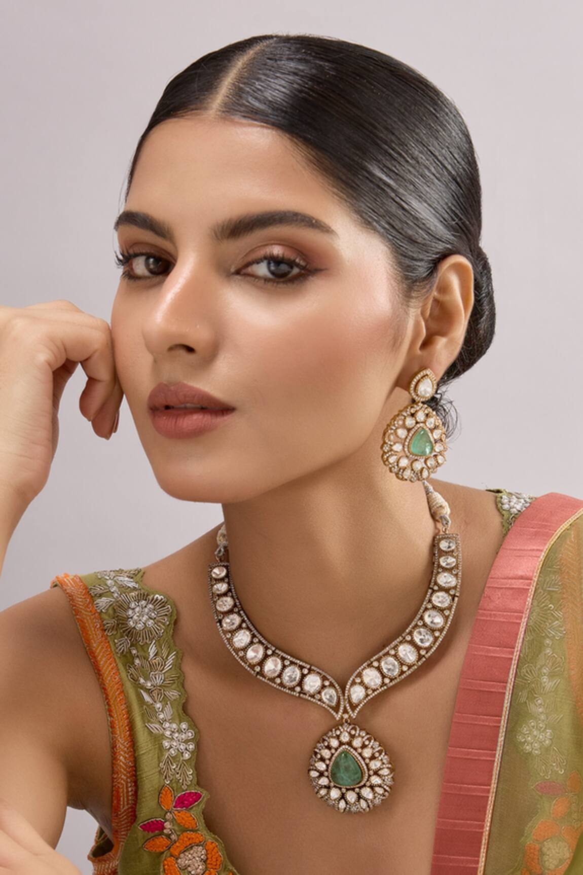 Auraa Trends Kundan Necklace Set With Green Center Stone 